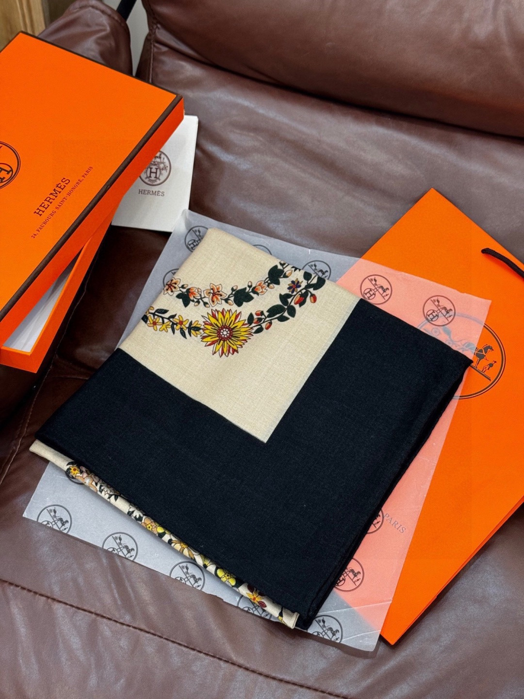 “华丽的缰辔花卉版”140丝绒方巾【140顶级丝绒双面同色披肩】手工卷边丝绒方巾（30%真丝70%羊绒）