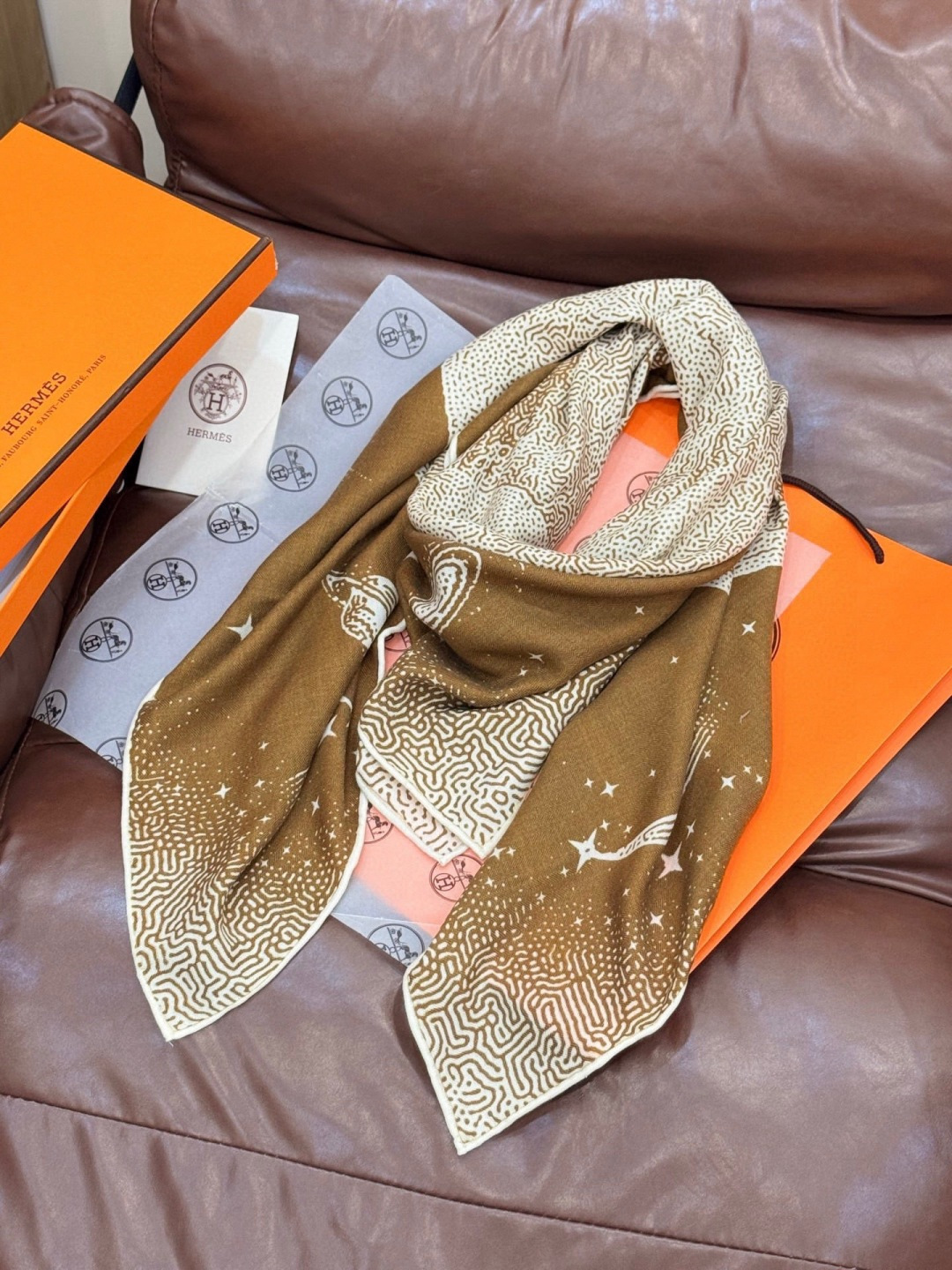 HERMES爱马仕新款|月光飞马Clair de Lune羊绒和真丝披肩，手工卷边(70%羊绒，30%真