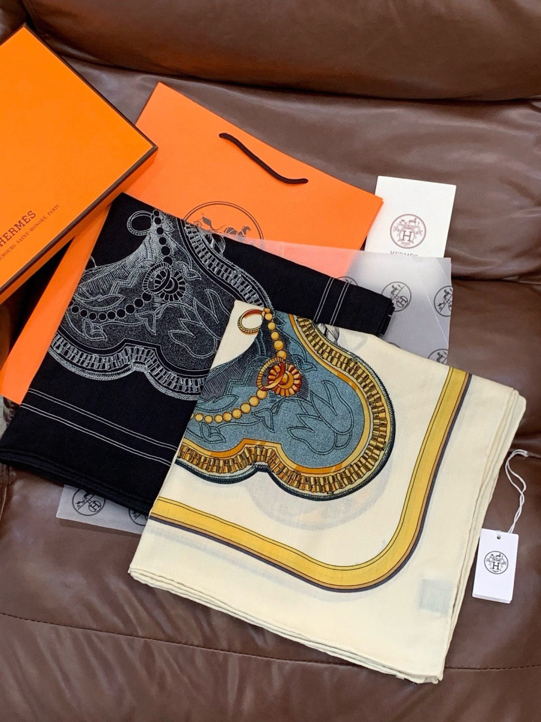 “盛宴”140厘米丝绒高级黑方巾【双面同色】手工卷边丝绒真丝方巾（30%真丝70%羊绒）这款典藏方巾展现