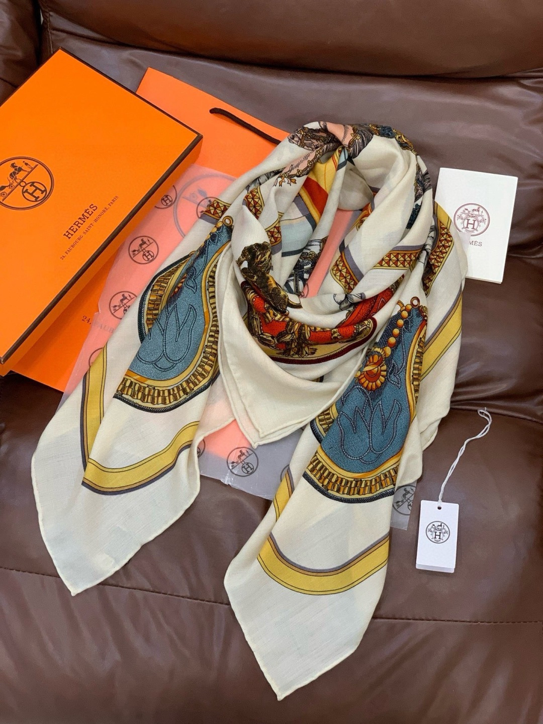 “盛宴”140厘米丝绒高级黑方巾【双面同色】手工卷边丝绒真丝方巾（30%真丝70%羊绒）这款典藏方巾展现