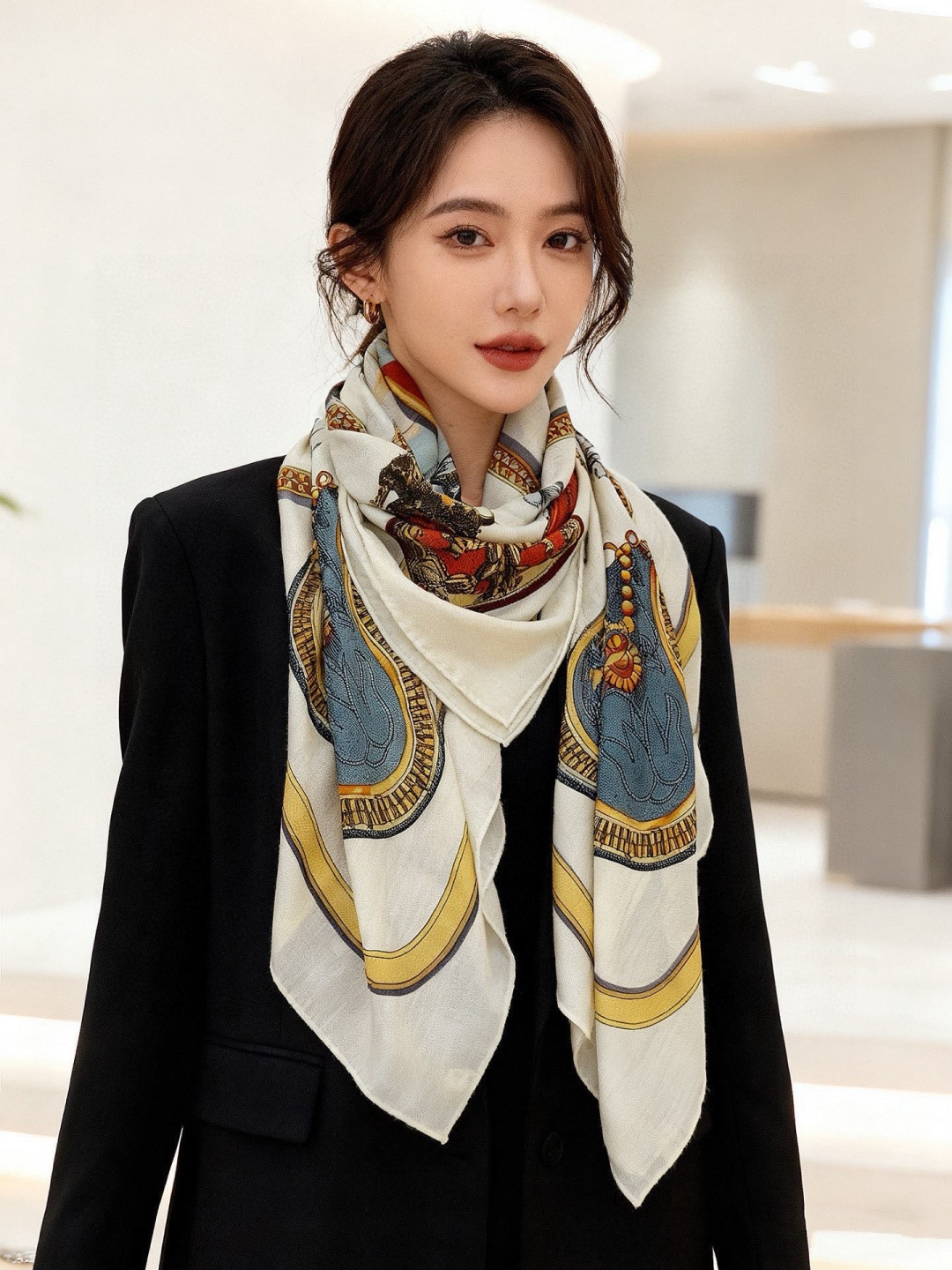 “盛宴”140厘米丝绒高级黑方巾【双面同色】手工卷边丝绒真丝方巾（30%真丝70%羊绒）这款典藏方巾展现