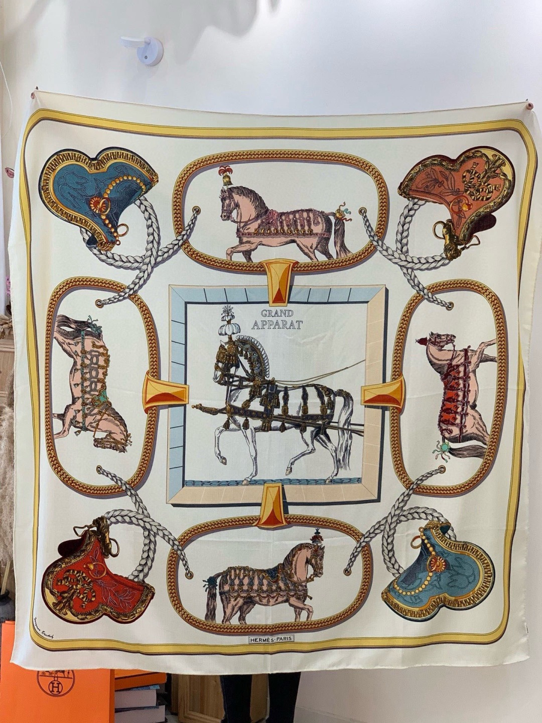 “盛宴”140厘米丝绒高级黑方巾【双面同色】手工卷边丝绒真丝方巾（30%真丝70%羊绒）这款典藏方巾展现