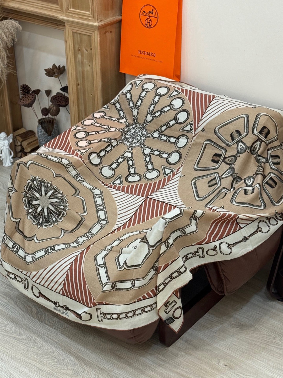 💟2025年早秋上新💞【双面同色丝绒方巾】手工卷边山羊绒和真丝混纺披肩（70%山羊绒，30%桑蚕丝）这款