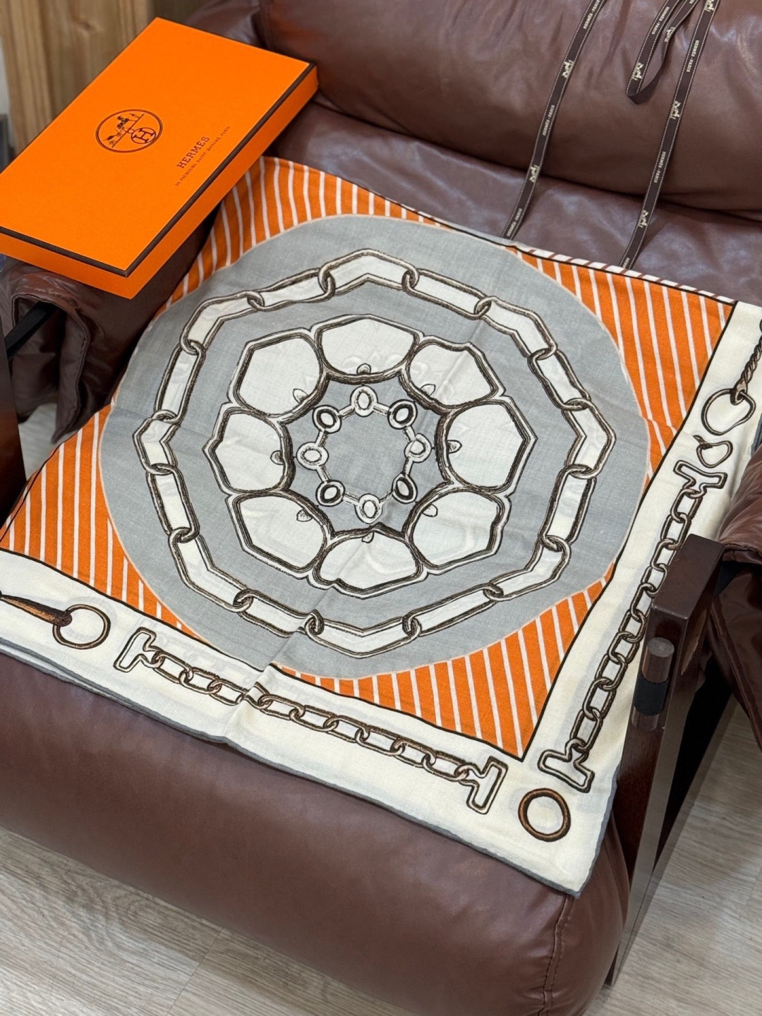 💟2025年早秋上新💞【双面同色丝绒方巾】手工卷边山羊绒和真丝混纺披肩（70%山羊绒，30%桑蚕丝）这款