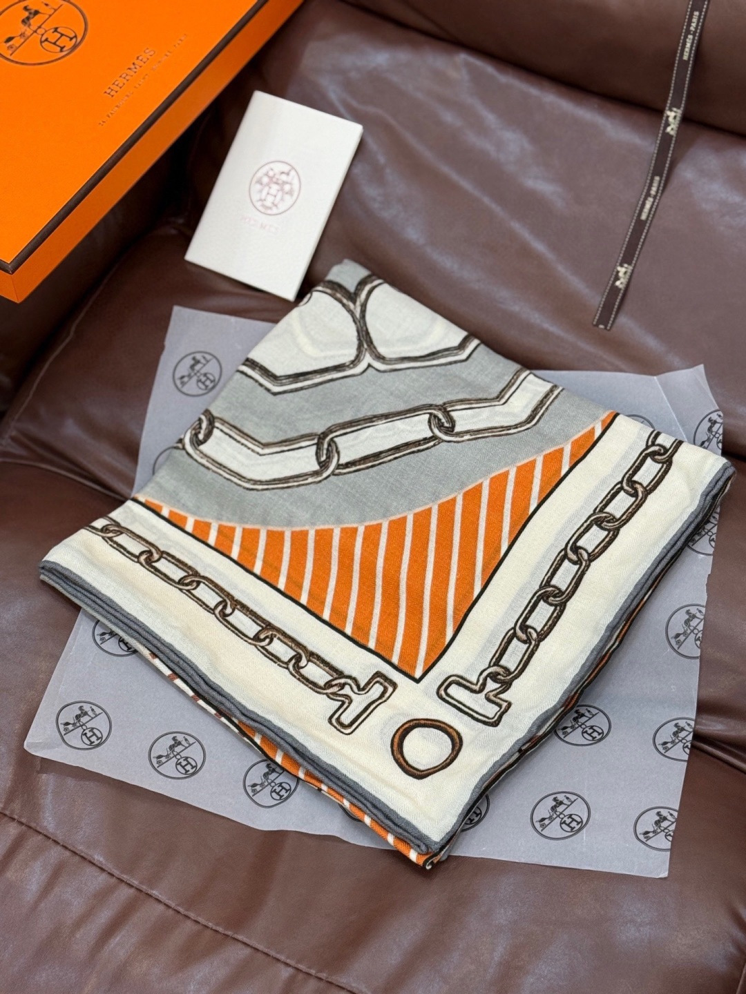 💟2025年早秋上新💞【双面同色丝绒方巾】手工卷边山羊绒和真丝混纺披肩（70%山羊绒，30%桑蚕丝）这款