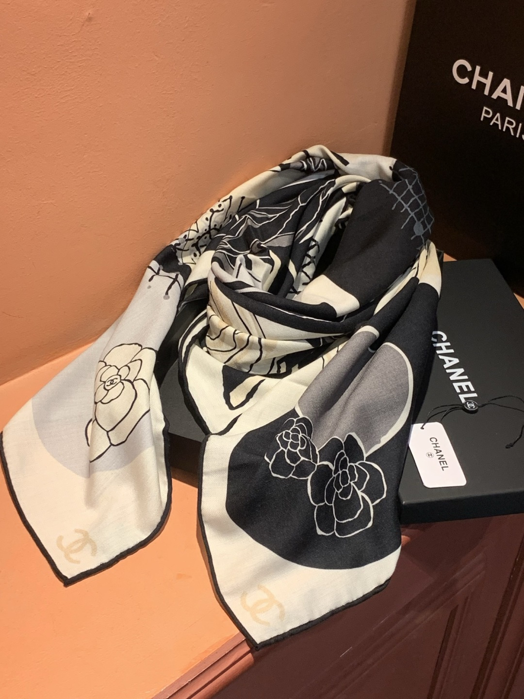 P225📦新款💖💖🏻🏻【山茶花印花140】140丝绒双面同色印花方巾‼️抢‼️VIP推荐 ‼️下手一定要快【高端 大爱 ‼️纯羊绒 婴儿触感舒服到飞️女人尤物 货极少 四季都可以用‼️真心美的让人非常非常心动 上身效果简直美翻了 品质非常完美‼️ 整个围巾给人大牌气场的同时又非常精致秀丽绝对值得入手的新款‼️ 实物一拿到就会庆幸自己是女人的绝美好货 值得品鉴‼️完美气质品味Ditails首选VIP们 上‼️尺寸:140*140cm,70%羊绒+30%真丝