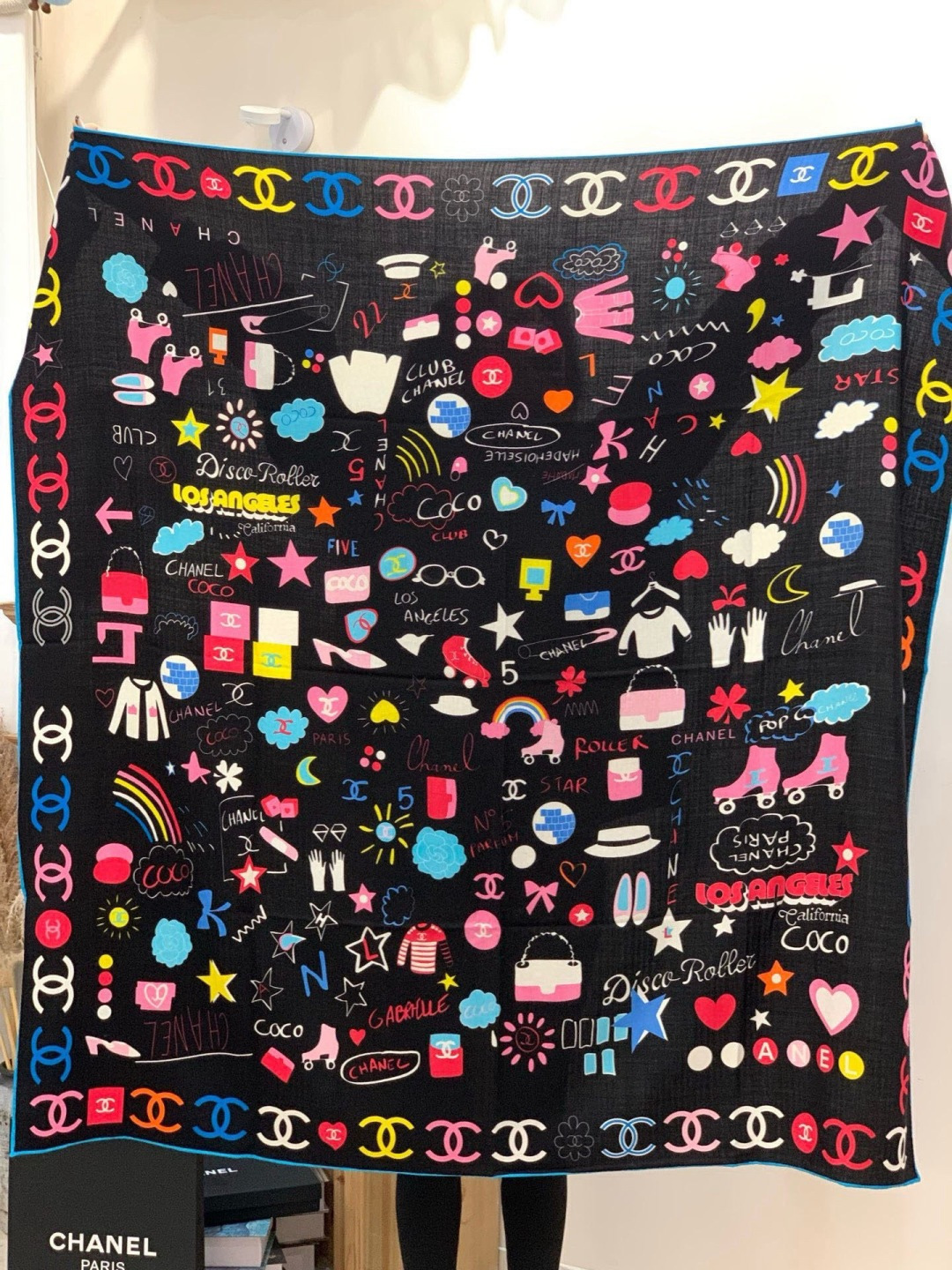 2025秋冬高级成衣系列～Chanel 【140双面同色丝绒披肩】此系列谱写一曲自由轻灵的赞歌本系列作品