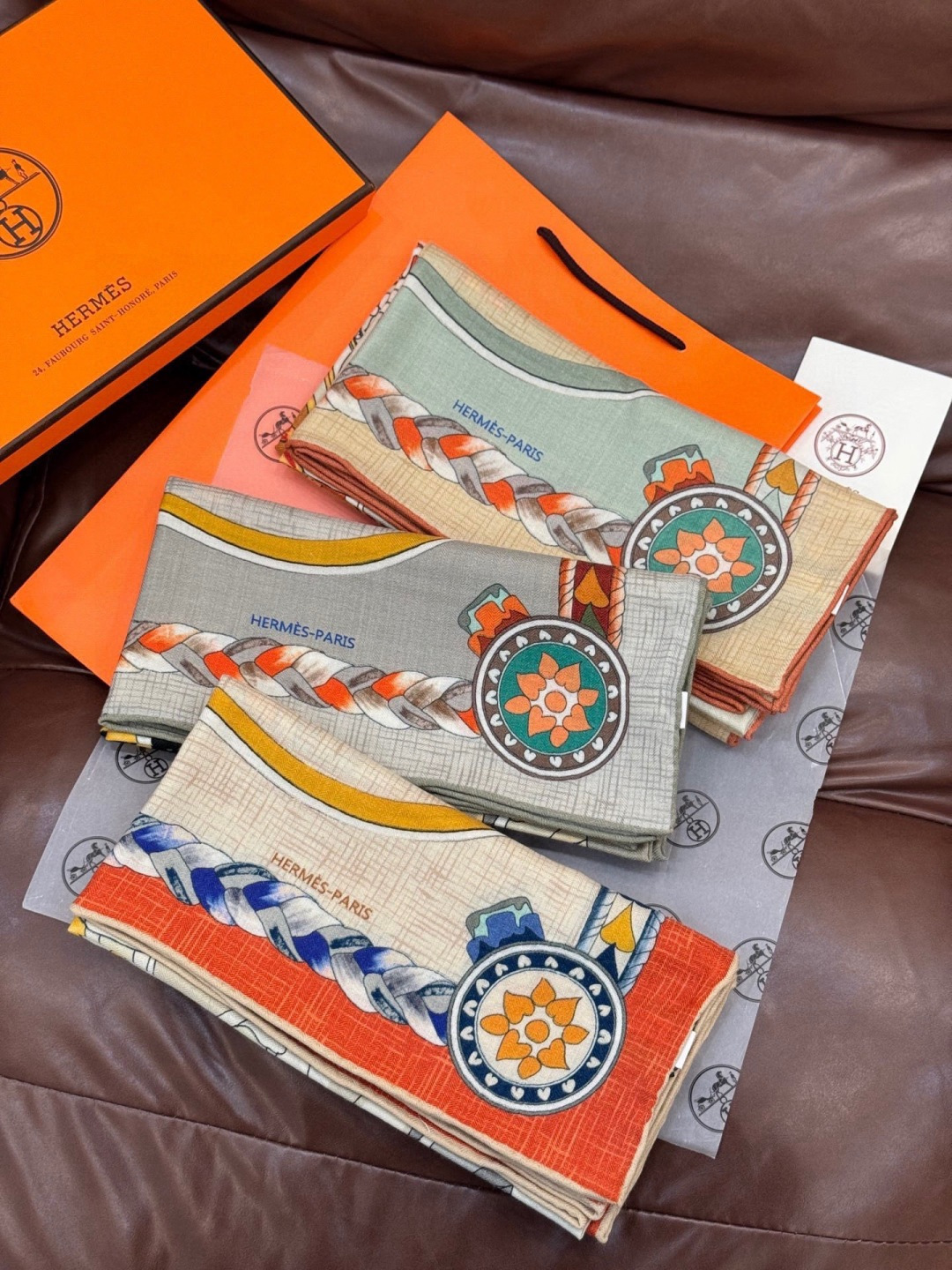 【双面同色】原单爱马仕140cm丝绒方巾💕 甜蜜的鞍具，装饰家芳登和佩西耶设计的一款餐盘增添骑士般的浪漫