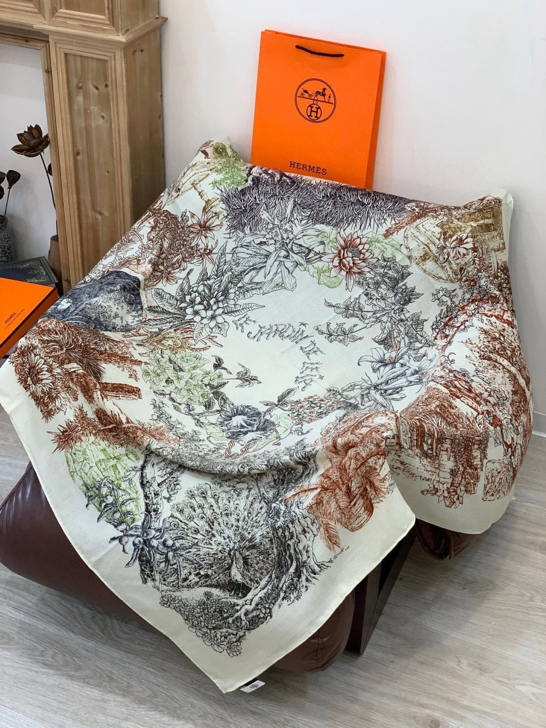 重磅推荐的140顶级丝绒双面异色披肩《回归自然》 披肩尺寸：140*140方巾 70%羊绒30%真丝这张