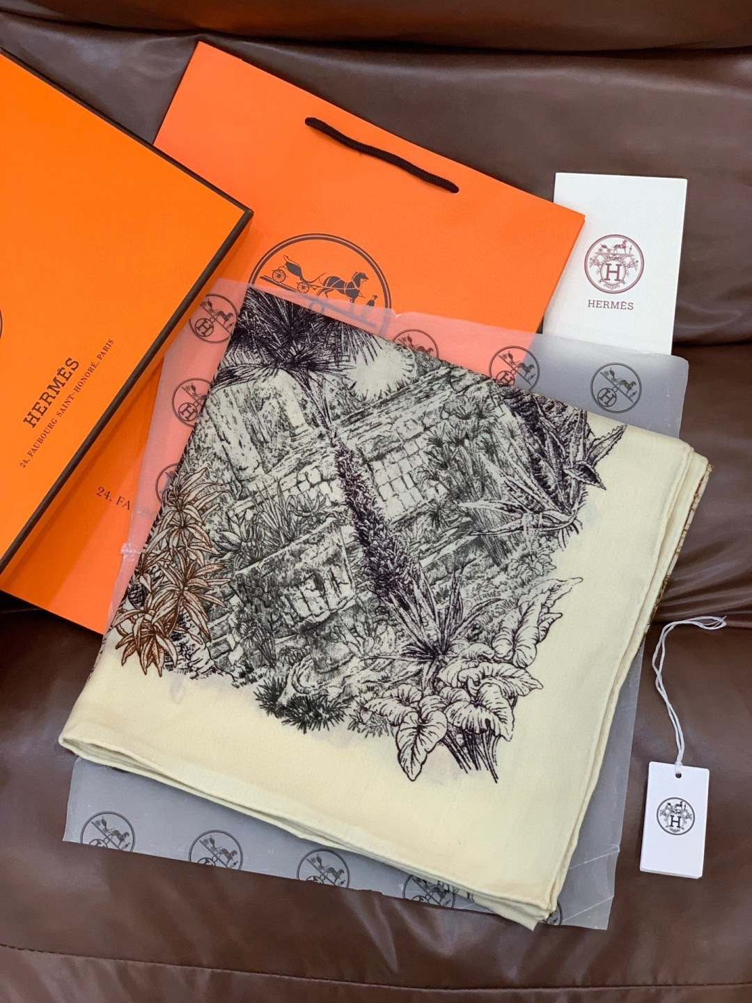 重磅推荐的140顶级丝绒双面异色披肩《回归自然》 披肩尺寸：140*140方巾 70%羊绒30%真丝这张