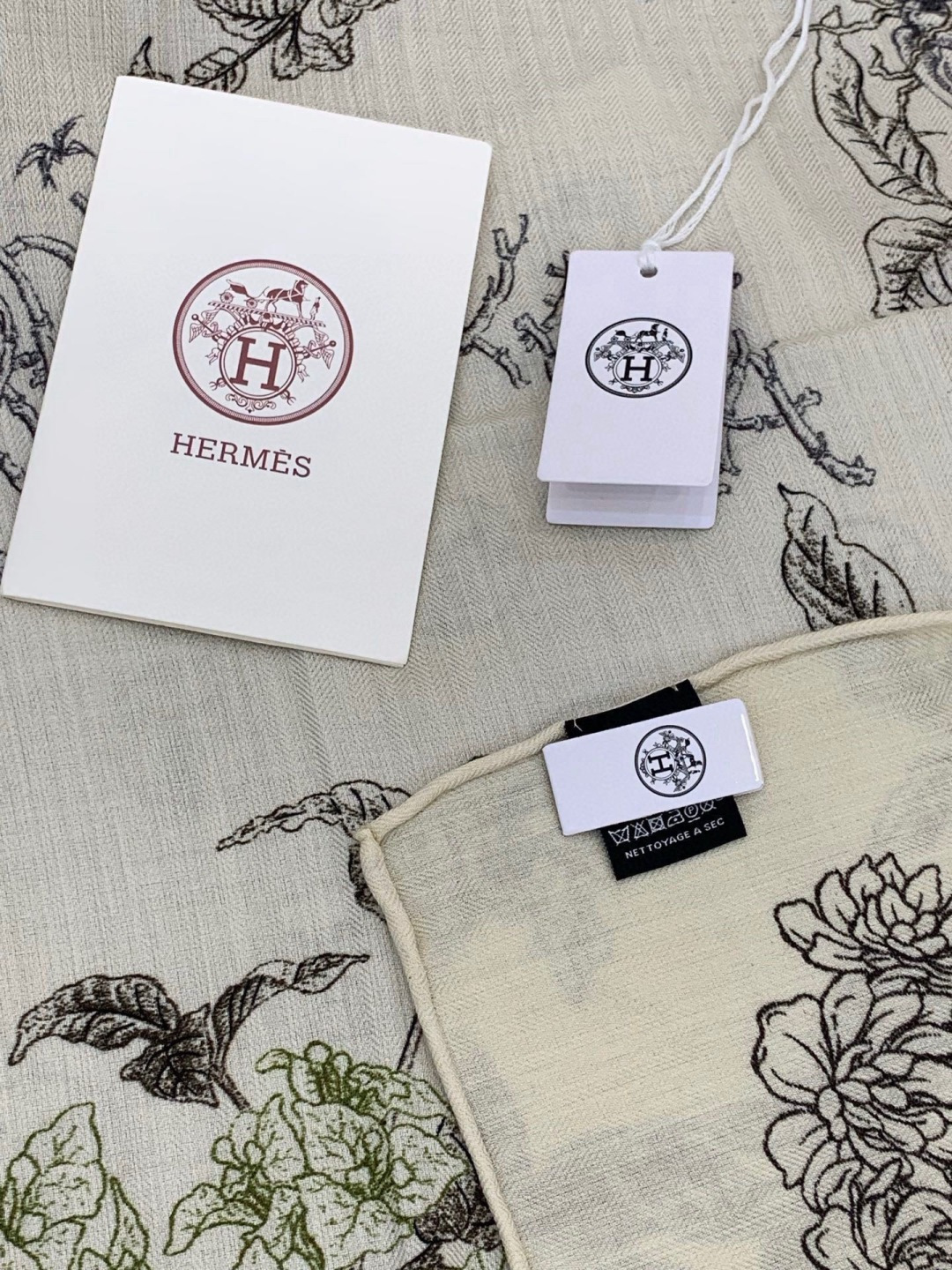 重磅推荐的140顶级丝绒双面异色披肩《回归自然》 披肩尺寸：140*140方巾 70%羊绒30%真丝这张