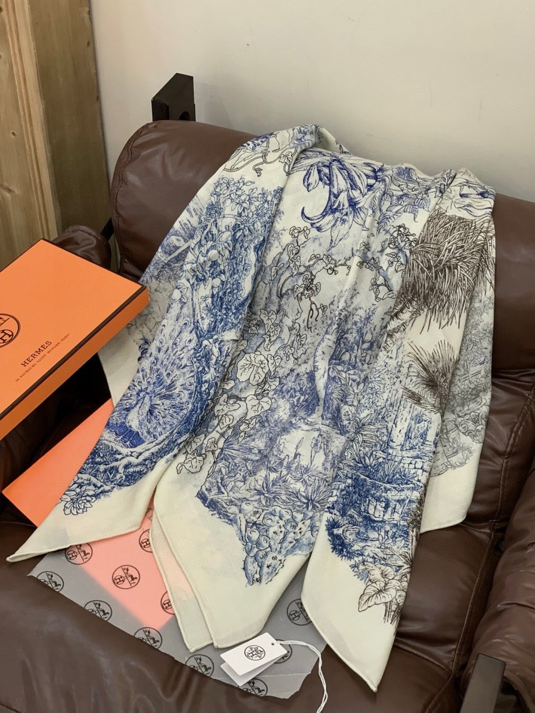 重磅推荐的140顶级丝绒双面异色披肩《回归自然》 披肩尺寸：140*140方巾 70%羊绒30%真丝这张