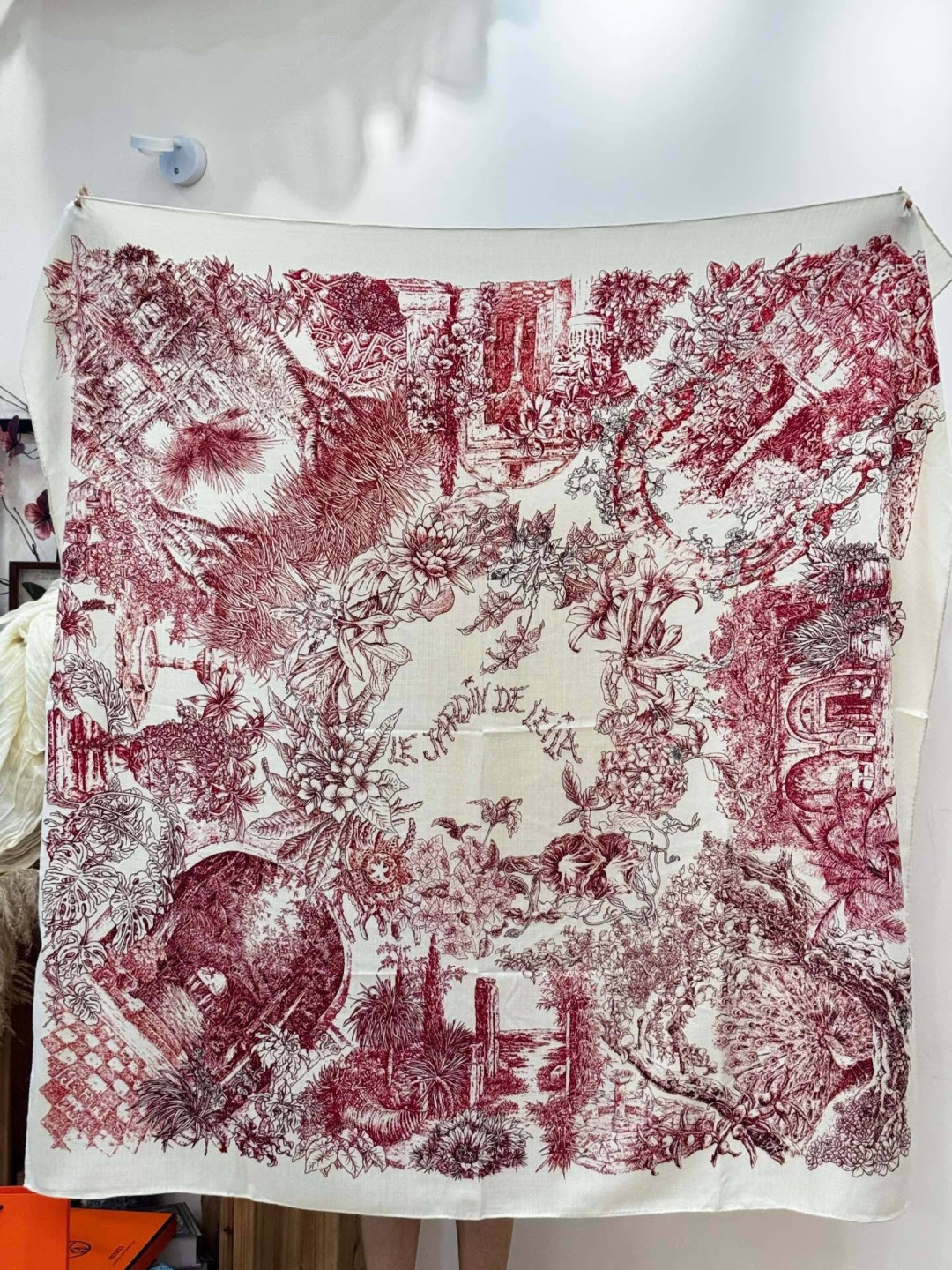 重磅推荐的140顶级丝绒双面异色披肩《回归自然》 披肩尺寸：140*140方巾 70%羊绒30%真丝这张