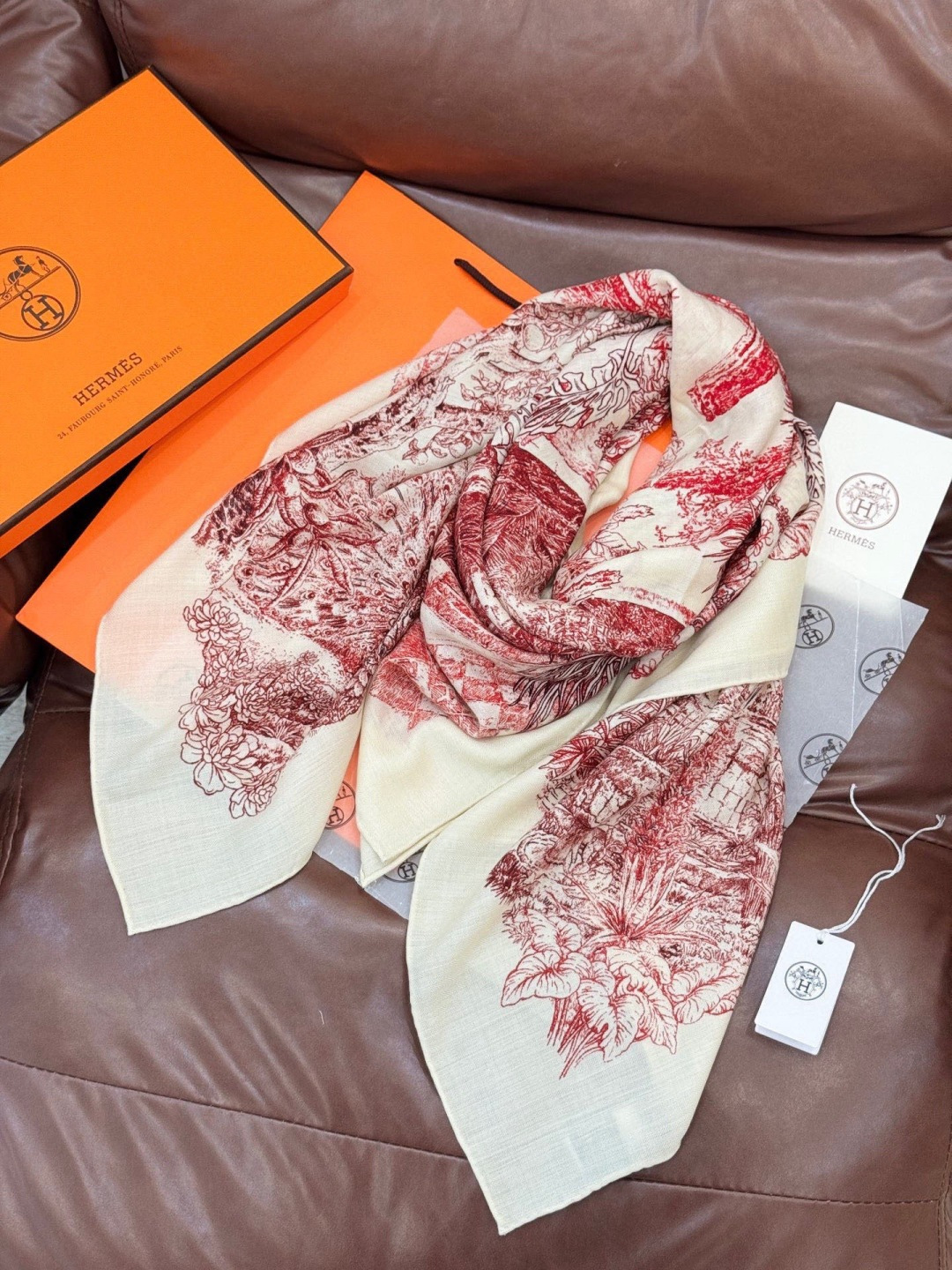 重磅推荐的140顶级丝绒双面异色披肩《回归自然》 披肩尺寸：140*140方巾 70%羊绒30%真丝这张