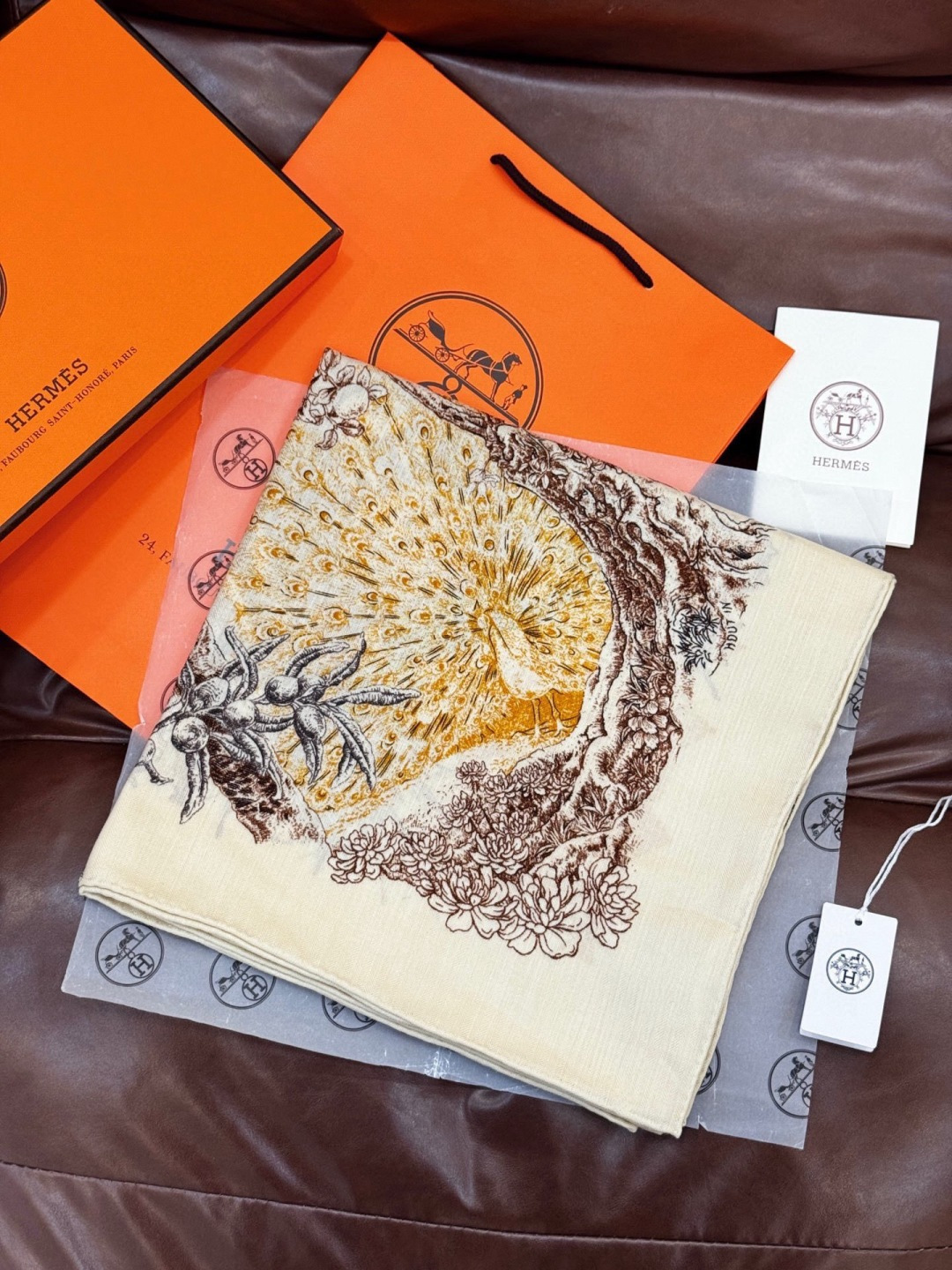 重磅推荐的140顶级丝绒双面异色披肩《回归自然》 披肩尺寸：140*140方巾 70%羊绒30%真丝这张