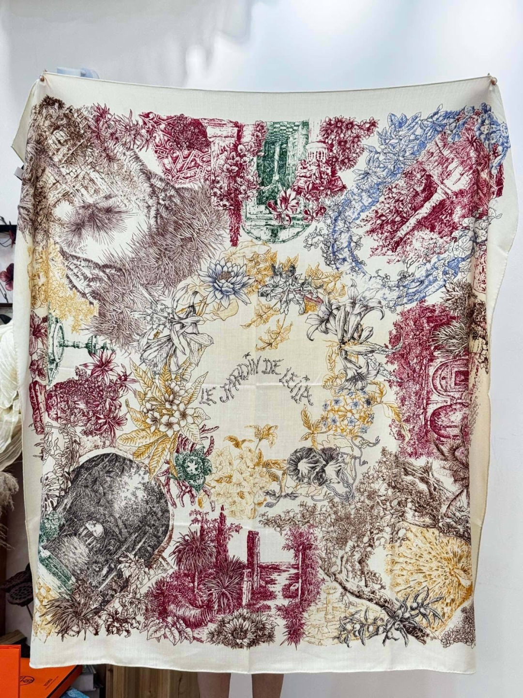 重磅推荐的140顶级丝绒双面异色披肩《回归自然》 披肩尺寸：140*140方巾 70%羊绒30%真丝这张