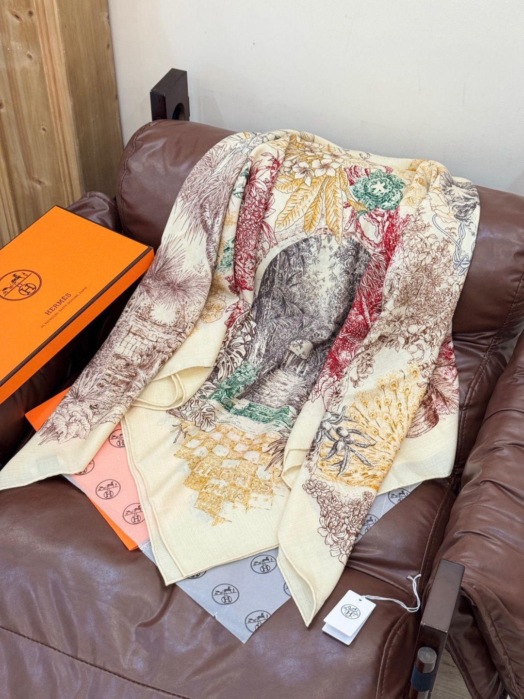 重磅推荐的140顶级丝绒双面异色披肩《回归自然》 披肩尺寸：140*140方巾 70%羊绒30%真丝这张