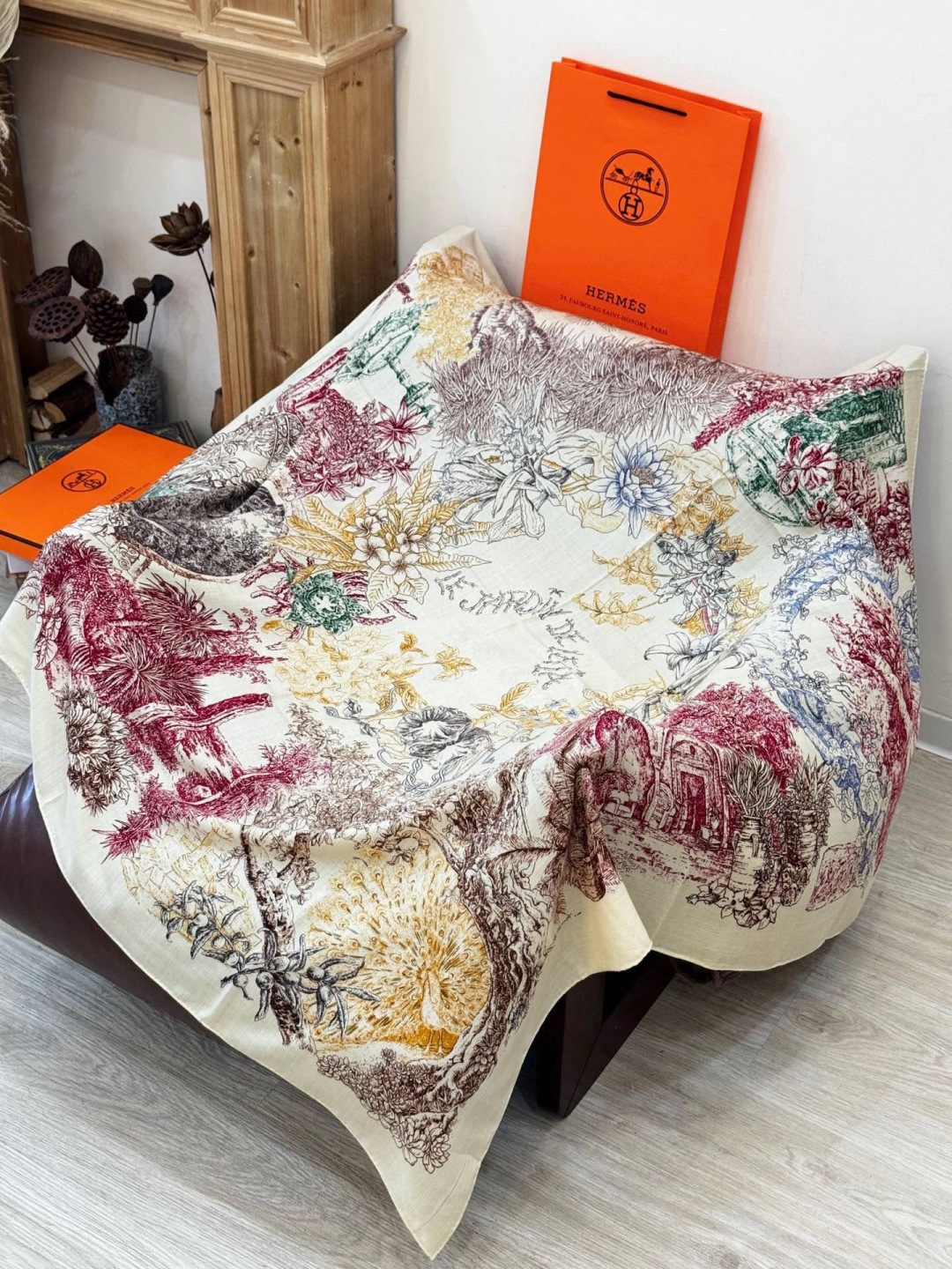 重磅推荐的140顶级丝绒双面异色披肩《回归自然》 披肩尺寸：140*140方巾 70%羊绒30%真丝这张