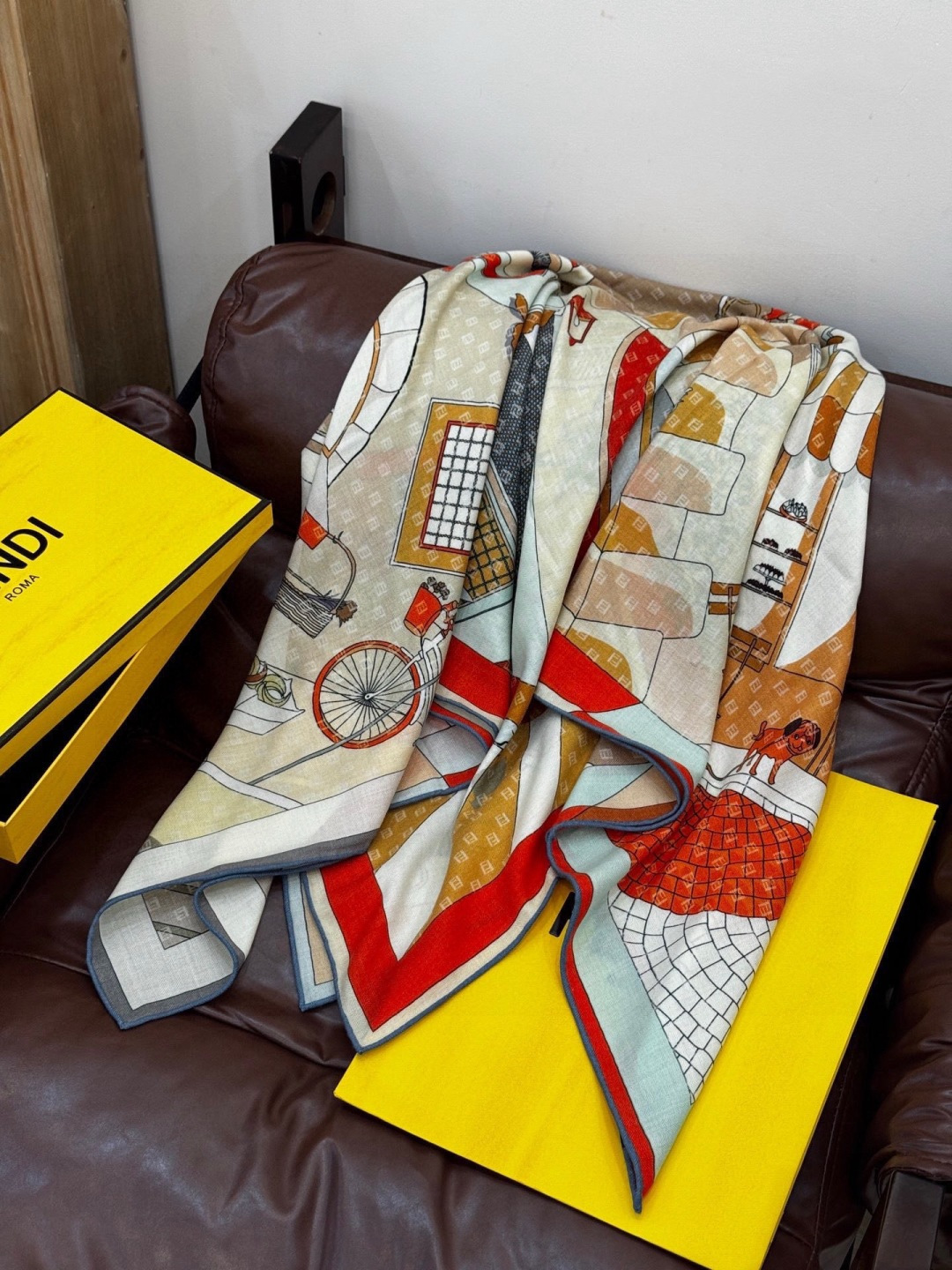 Fendi方形围巾 丝绒材质。采用定制的“Walking around Rome”图案，灵感源自罗马的历
