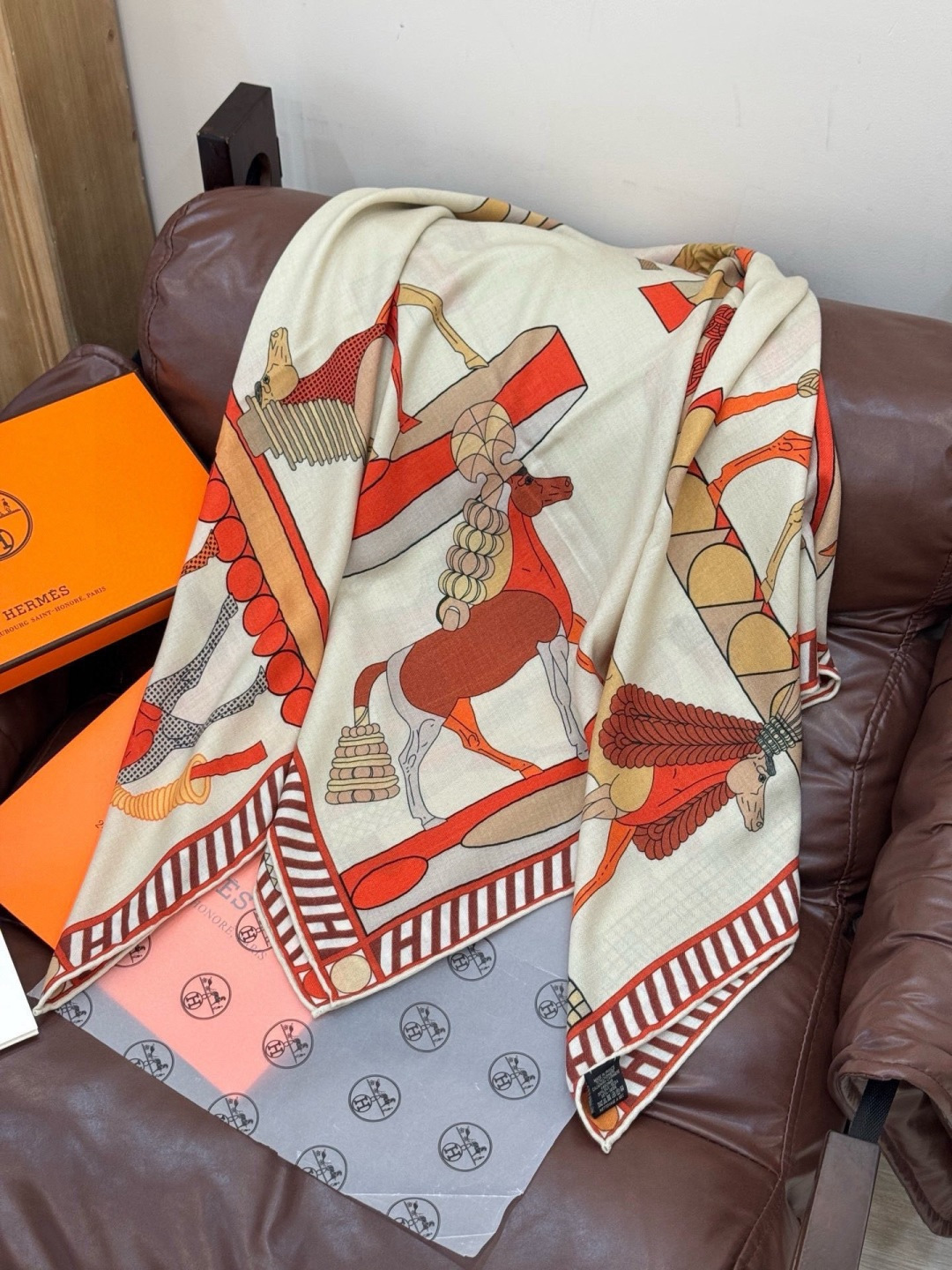 “全速前进”140双面丝绒披肩手工卷边丝毛方巾（30%桑蚕丝70%羊绒）这款经典单品展现强大而迷人的女性