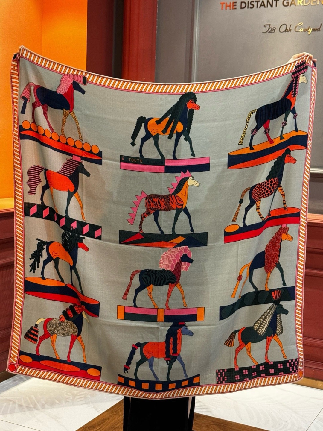 “全速前进”140双面丝绒披肩手工卷边丝毛方巾（30%桑蚕丝70%羊绒）这款经典单品展现强大而迷人的女性