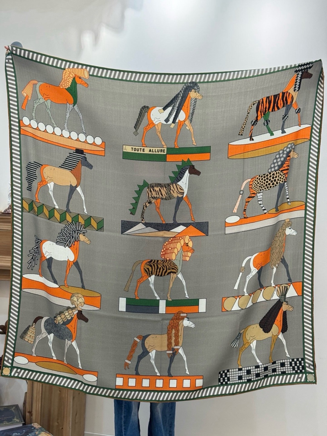 “全速前进”140双面丝绒披肩手工卷边丝毛方巾（30%桑蚕丝70%羊绒）这款经典单品展现强大而迷人的女性