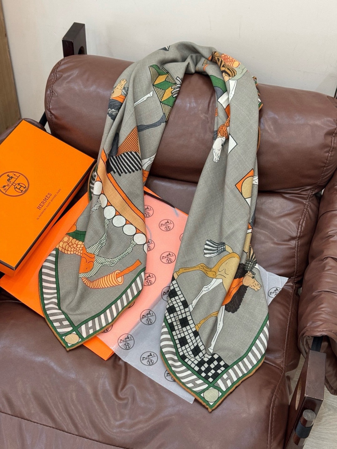 “全速前进”140双面丝绒披肩手工卷边丝毛方巾（30%桑蚕丝70%羊绒）这款经典单品展现强大而迷人的女性