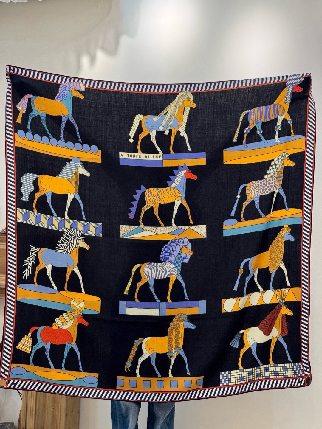 “全速前进”140双面丝绒披肩手工卷边丝毛方巾（30%桑蚕丝70%羊绒）这款经典单品展现强大而迷人的女性