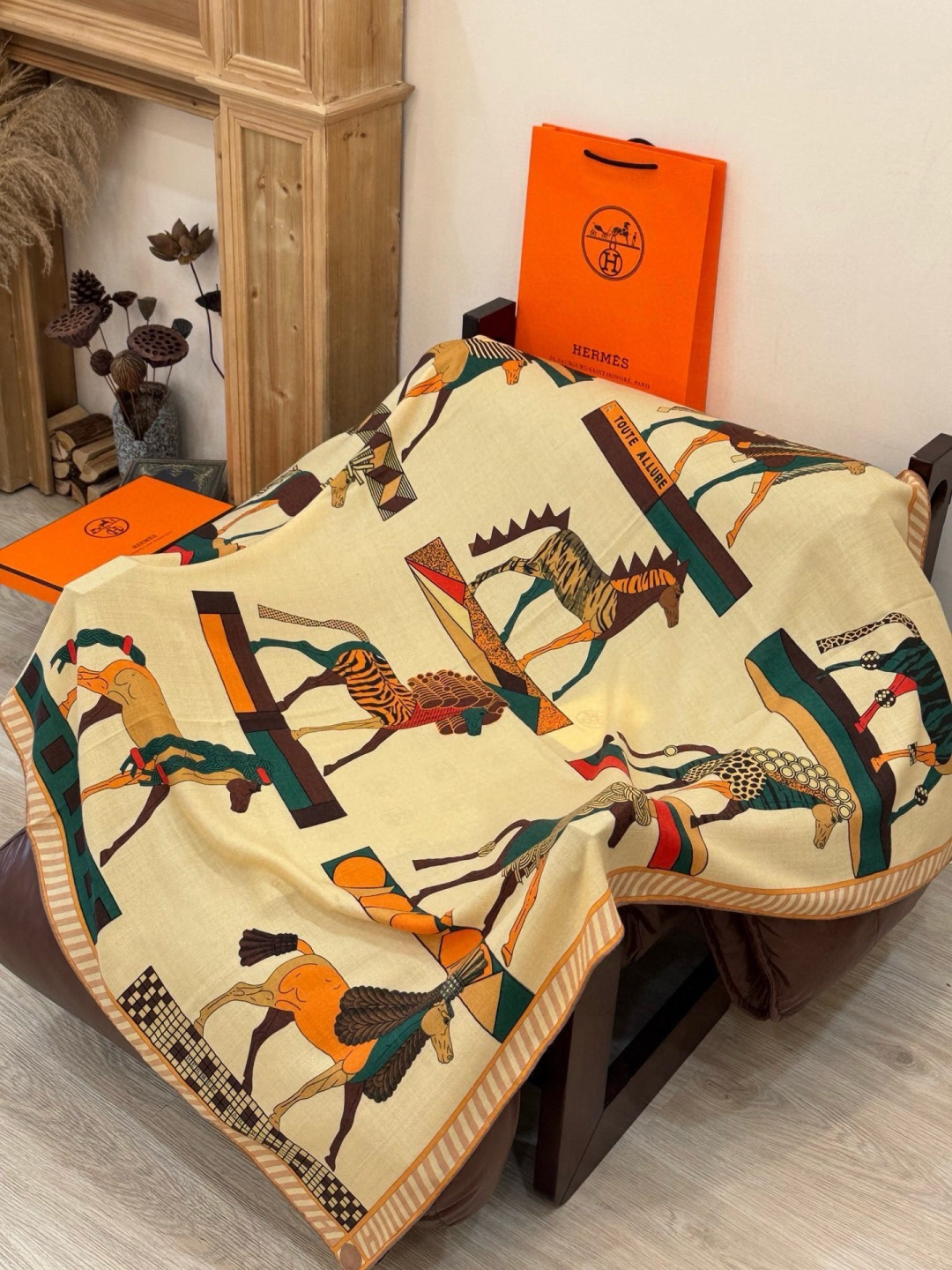 “全速前进”140双面丝绒披肩手工卷边丝毛方巾（30%桑蚕丝70%羊绒）这款经典单品展现强大而迷人的女性