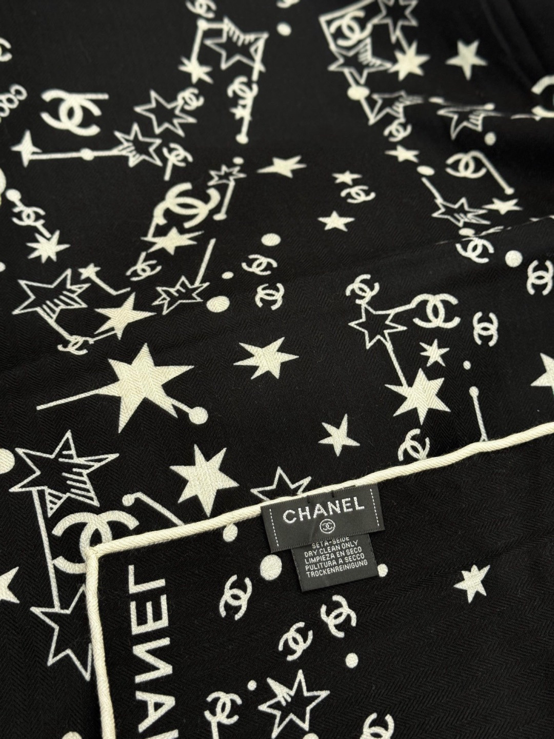 Chanel ~20。秋冬新品～【140顶级丝绒双面同色】繁星点点与双C的完美结合适合各种场合搭配使用黑