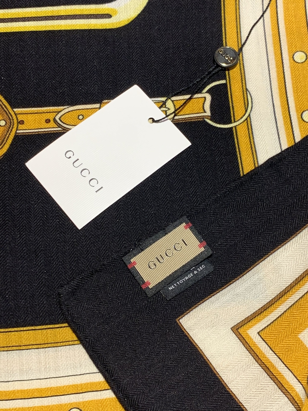 Gucci新款方巾 品牌典藏图案在与全新醒目印花的衬托下熠熠生辉。这款方巾匠心缀饰动物和花卉印花，彰显G