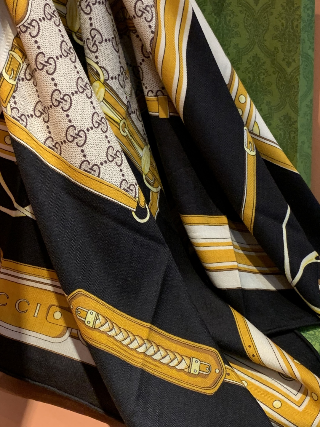 Gucci新款方巾 品牌典藏图案在与全新醒目印花的衬托下熠熠生辉。这款方巾匠心缀饰动物和花卉印花，彰显G