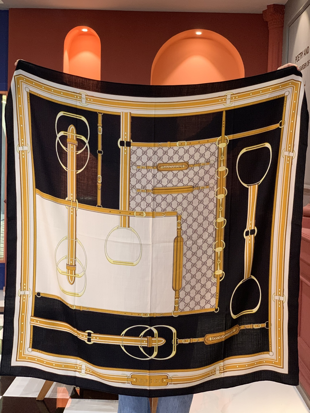 Gucci新款方巾 品牌典藏图案在与全新醒目印花的衬托下熠熠生辉。这款方巾匠心缀饰动物和花卉印花，彰显G