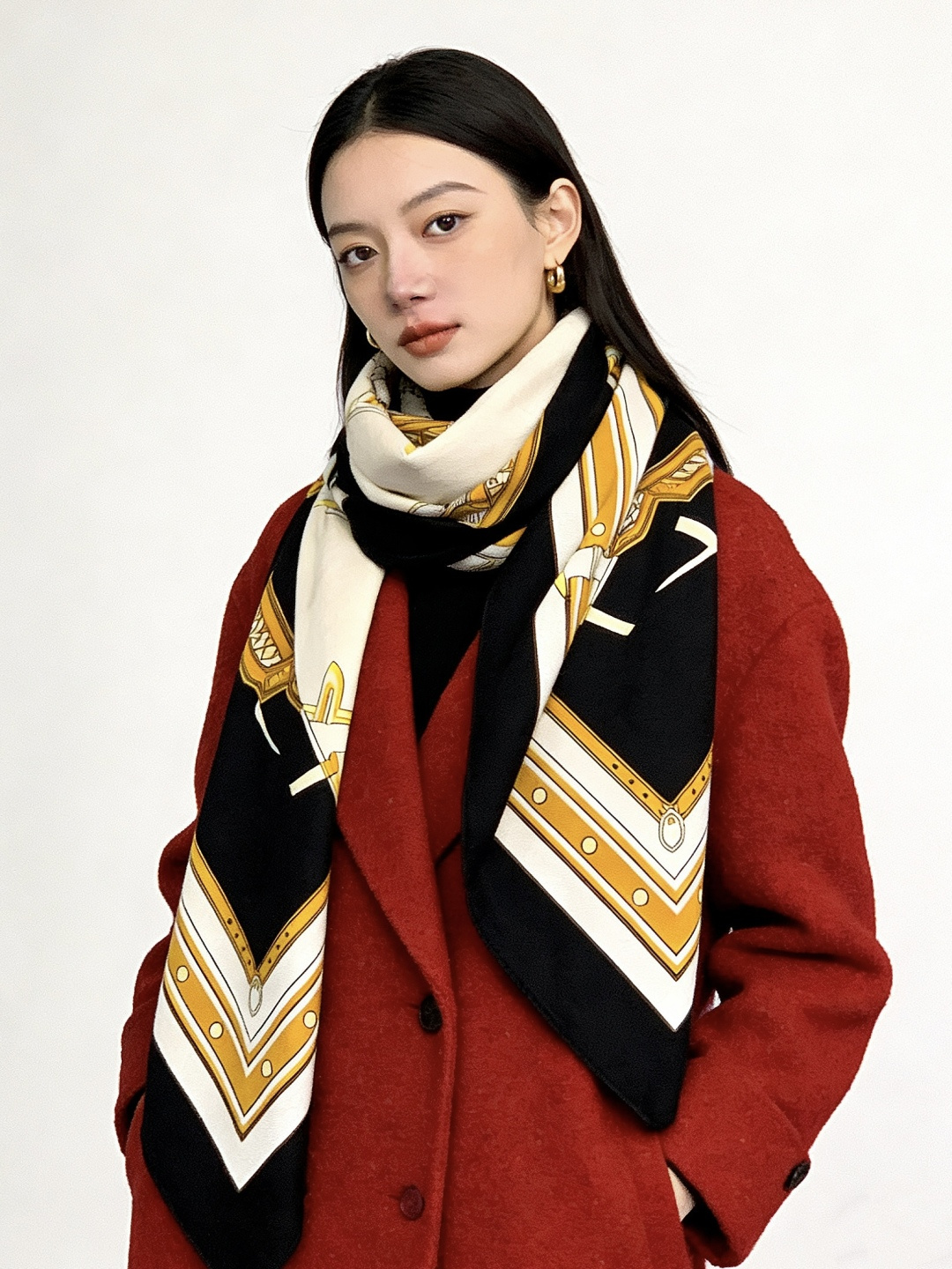 Gucci新款方巾 品牌典藏图案在与全新醒目印花的衬托下熠熠生辉。这款方巾匠心缀饰动物和花卉印花，彰显G