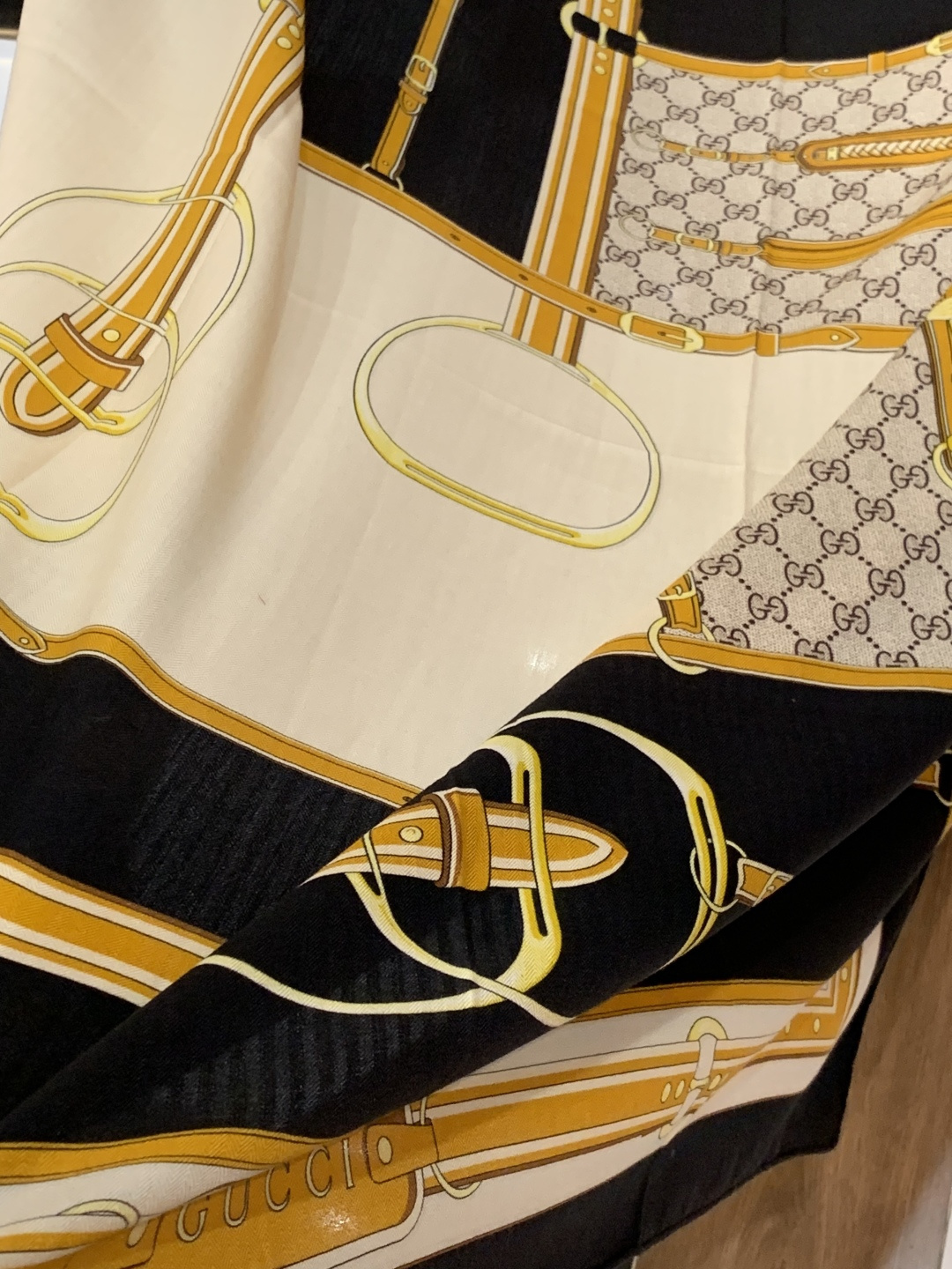 Gucci新款方巾 品牌典藏图案在与全新醒目印花的衬托下熠熠生辉。这款方巾匠心缀饰动物和花卉印花，彰显G