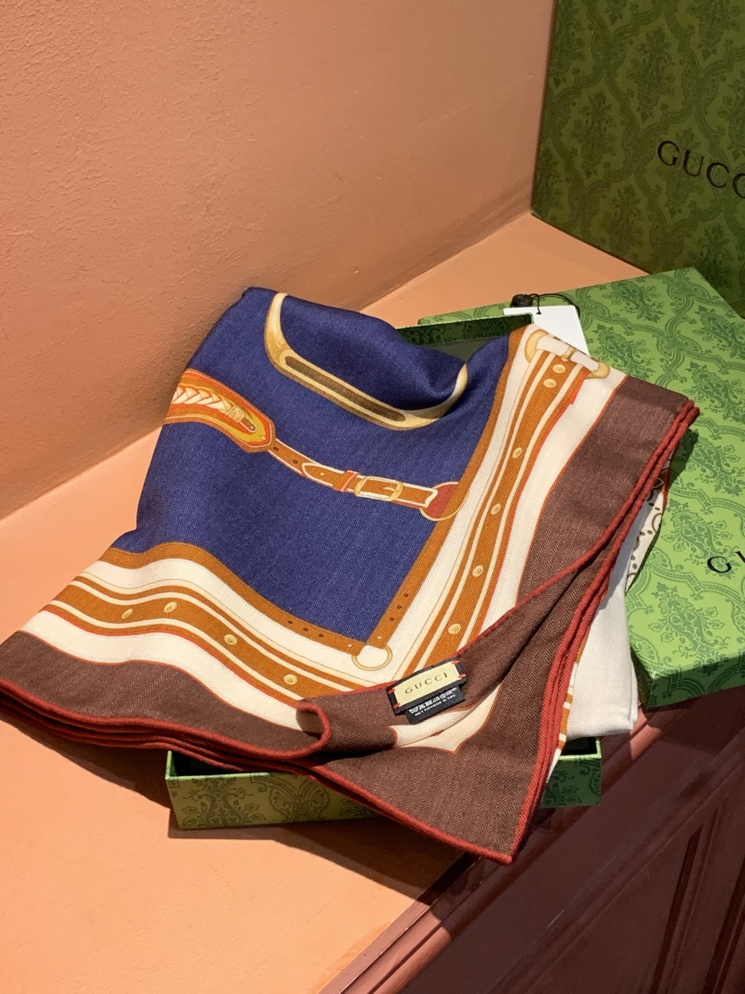 Gucci新款方巾 品牌典藏图案在与全新醒目印花的衬托下熠熠生辉。这款方巾匠心缀饰动物和花卉印花，彰显G