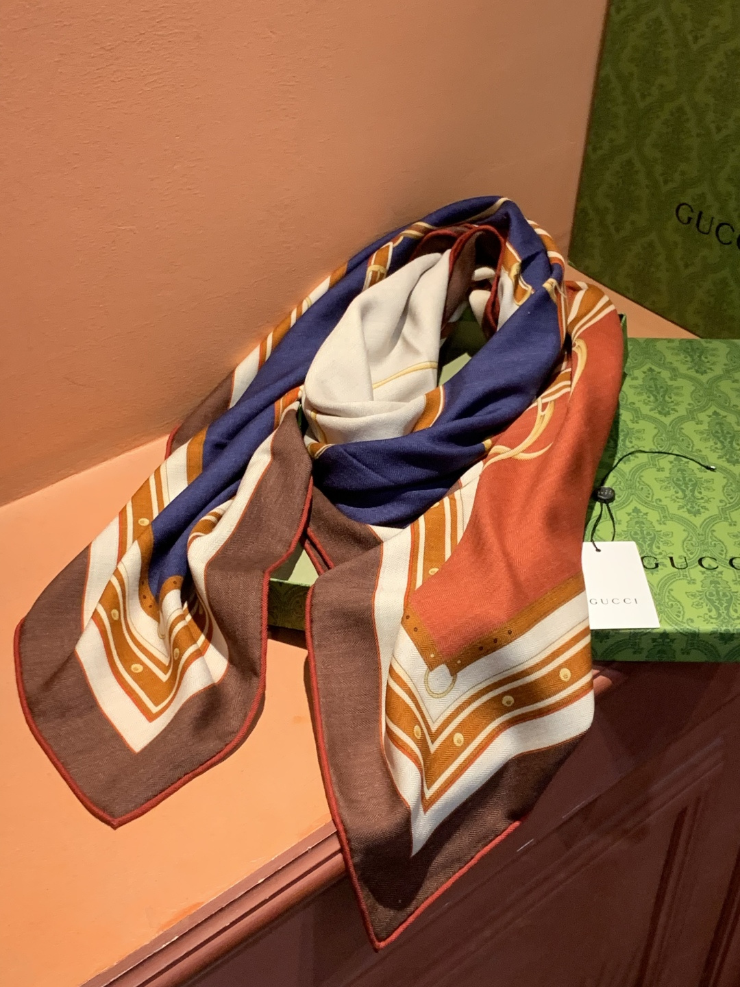 Gucci新款方巾 品牌典藏图案在与全新醒目印花的衬托下熠熠生辉。这款方巾匠心缀饰动物和花卉印花，彰显G