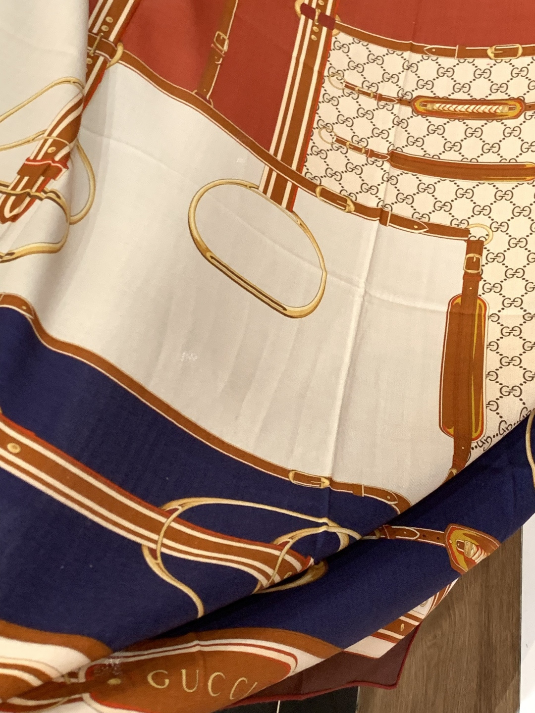 Gucci新款方巾 品牌典藏图案在与全新醒目印花的衬托下熠熠生辉。这款方巾匠心缀饰动物和花卉印花，彰显G