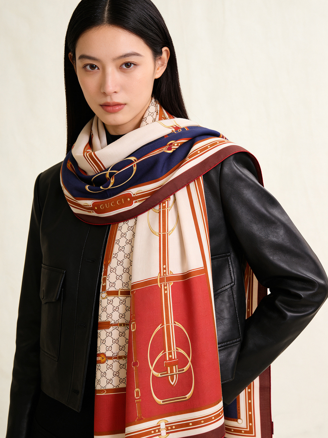 Gucci新款方巾 品牌典藏图案在与全新醒目印花的衬托下熠熠生辉。这款方巾匠心缀饰动物和花卉印花，彰显G