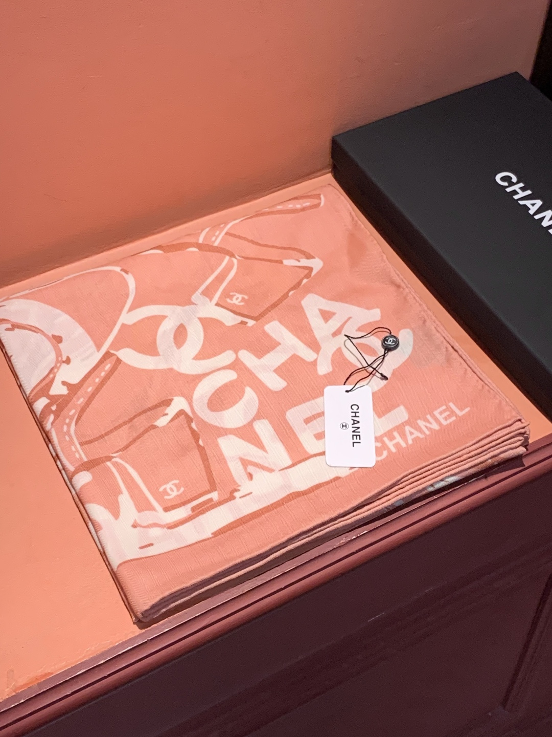 2025秋冬高级成衣系列～Chanel 【140双面同色丝绒披肩】此系列谱写一曲自由轻灵的赞歌本系列作品