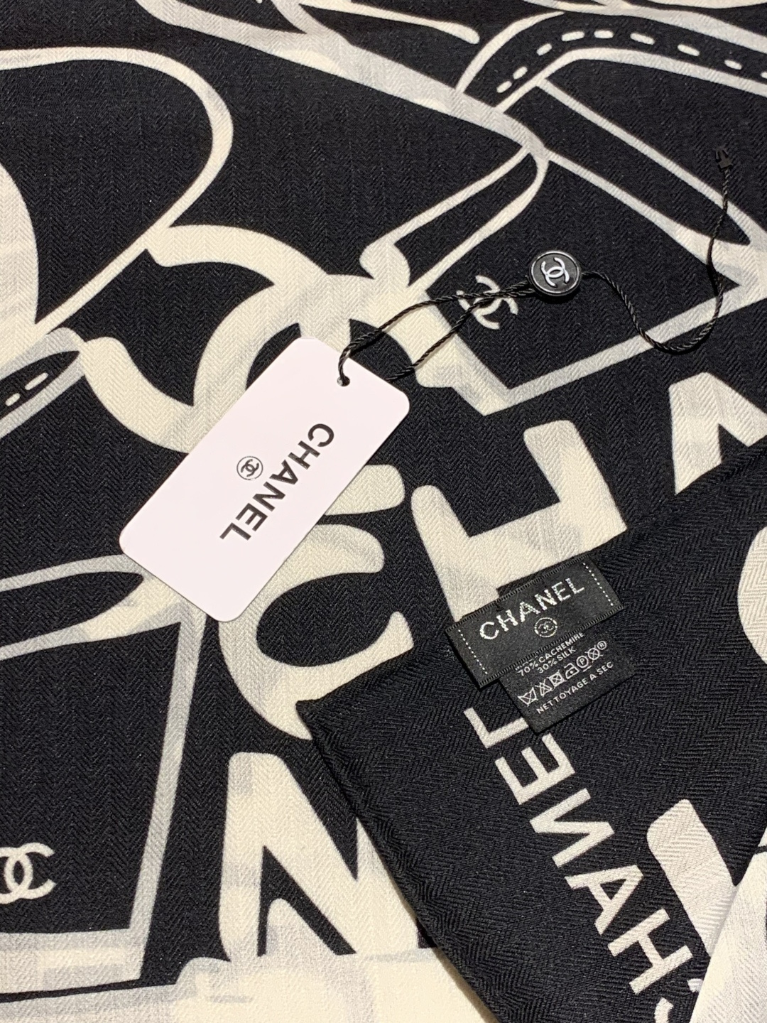 2025秋冬高级成衣系列～Chanel 【140双面同色丝绒披肩】此系列谱写一曲自由轻灵的赞歌本系列作品