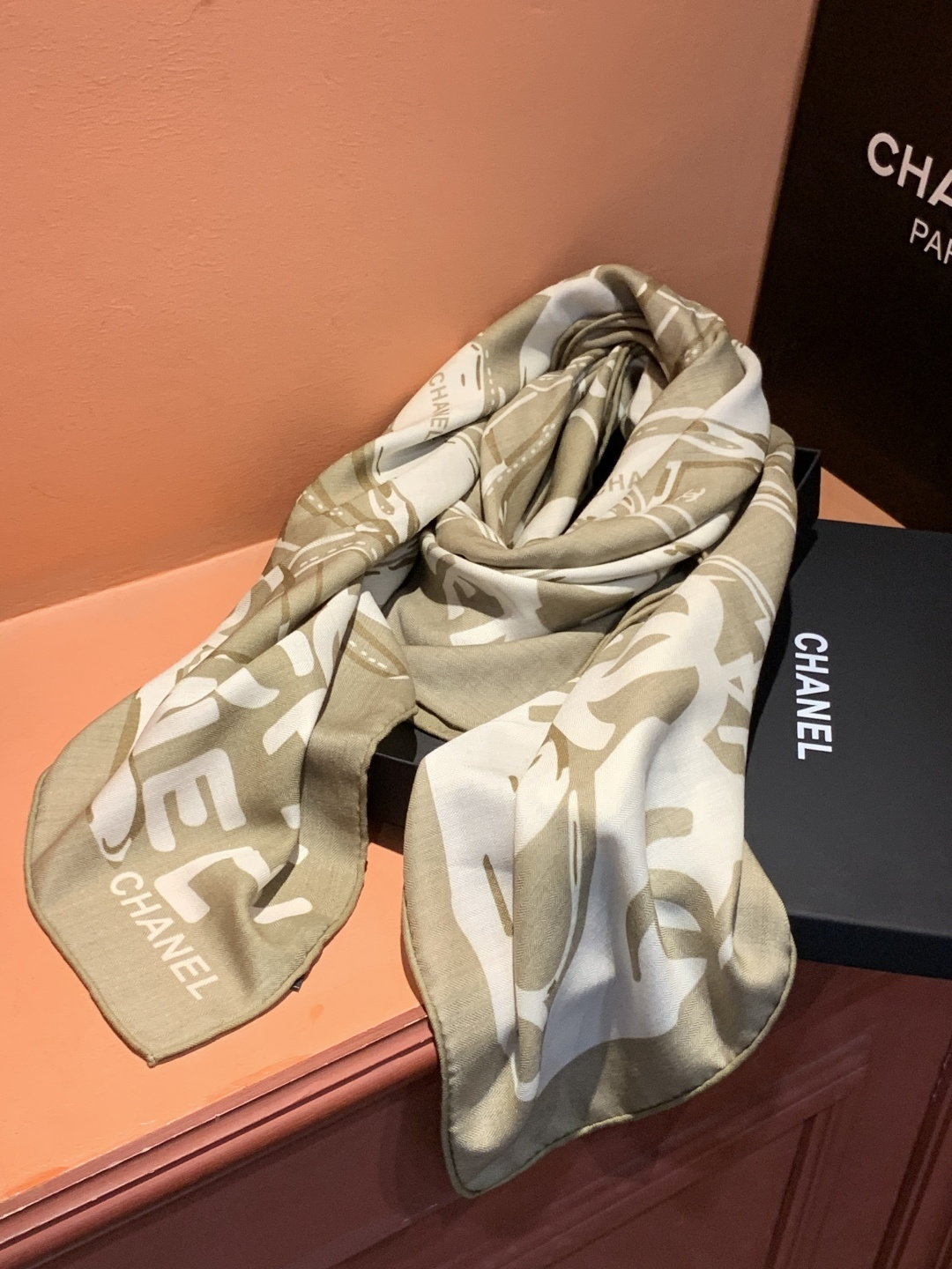 2025秋冬高级成衣系列～Chanel 【140双面同色丝绒披肩】此系列谱写一曲自由轻灵的赞歌本系列作品