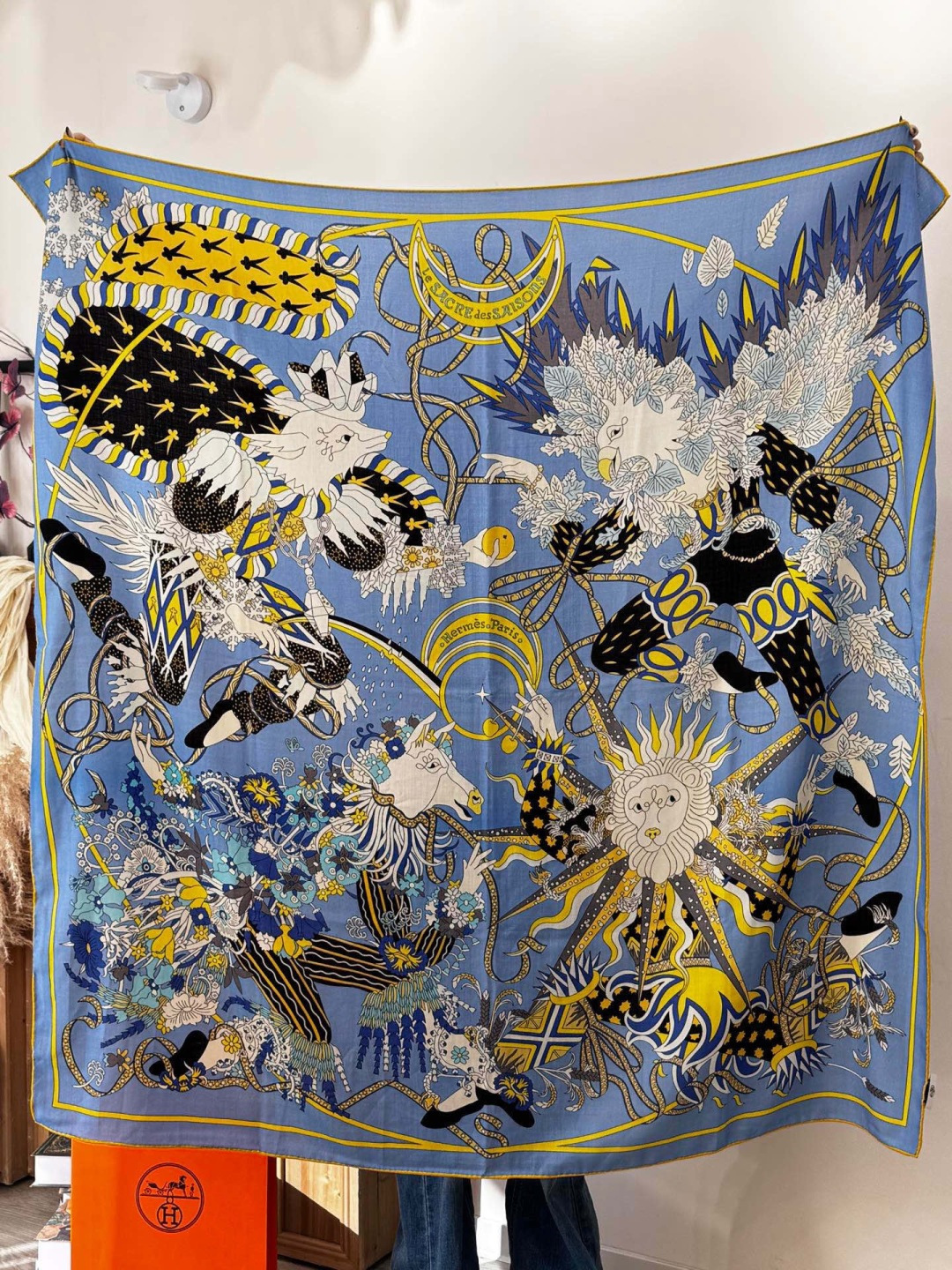 新款爱马仕四季之王的加冕140*140cm，双面同色印花，高端的重磅丝羊绒面料，正反两面效果一样，70%