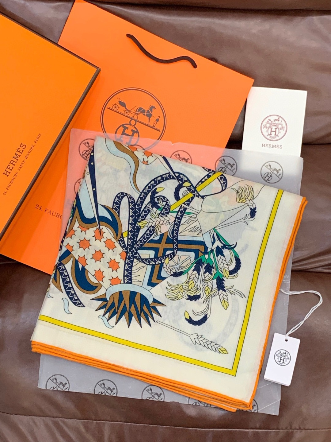 新款爱马仕四季之王的加冕140*140cm，双面同色印花，高端的重磅丝羊绒面料，正反两面效果一样，70%