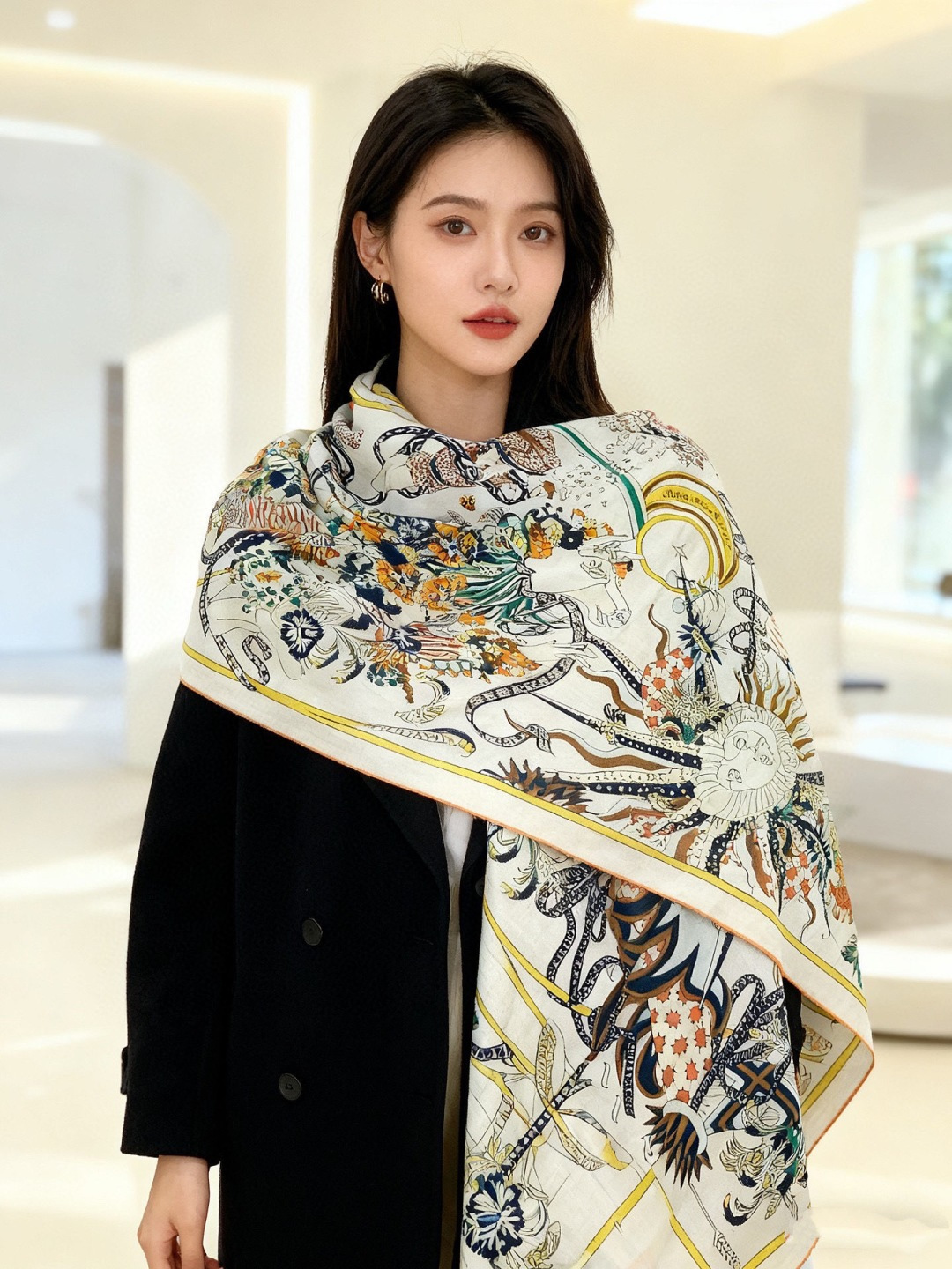 新款爱马仕四季之王的加冕140*140cm，双面同色印花，高端的重磅丝羊绒面料，正反两面效果一样，70%