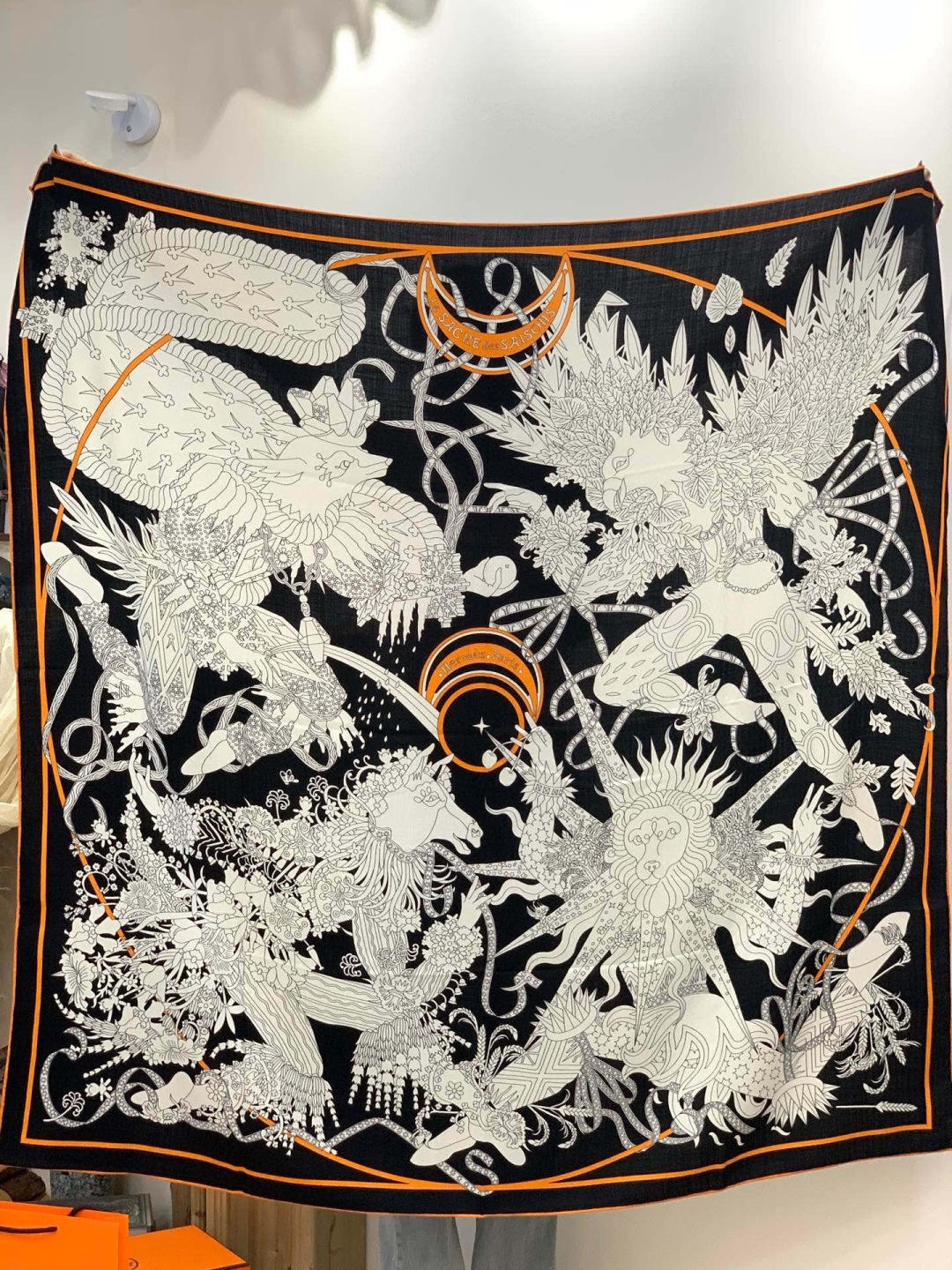 新款爱马仕四季之王的加冕140*140cm，双面同色印花，高端的重磅丝羊绒面料，正反两面效果一样，70%