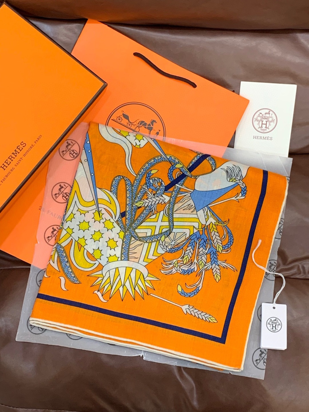 新款爱马仕四季之王的加冕140*140cm，双面同色印花，高端的重磅丝羊绒面料，正反两面效果一样，70%