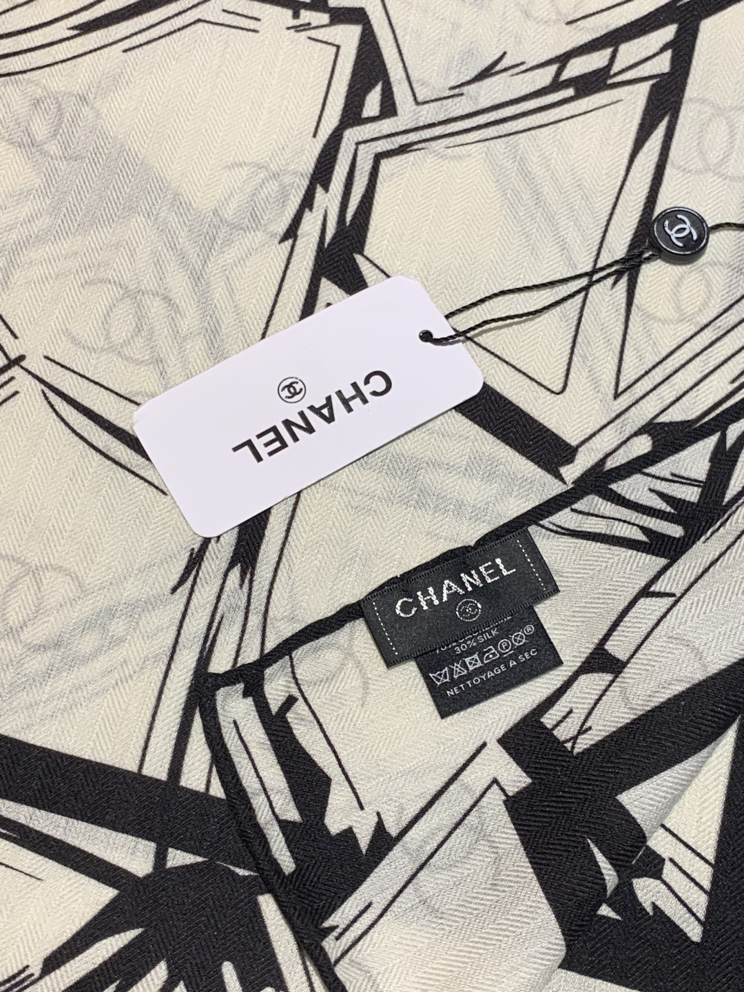 2025秋冬高级成衣系列～Chanel 【140双面同色丝绒披肩】此系列谱写一曲自由轻灵的赞歌本系列作品