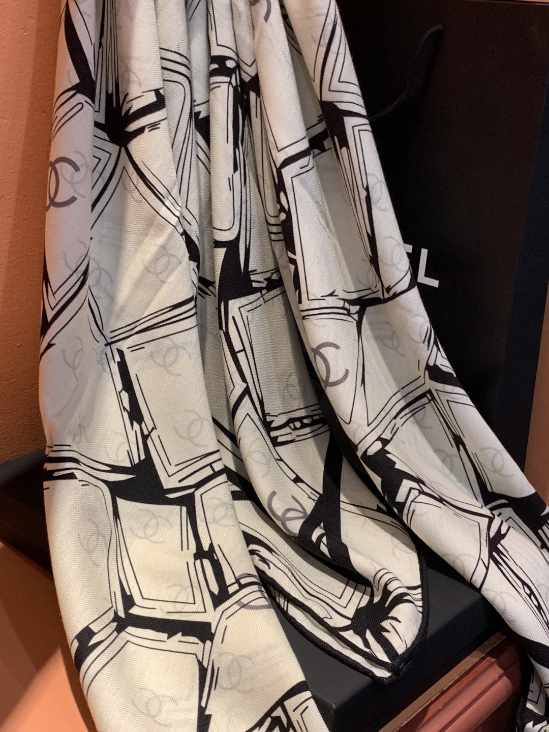 2025秋冬高级成衣系列～Chanel 【140双面同色丝绒披肩】此系列谱写一曲自由轻灵的赞歌本系列作品