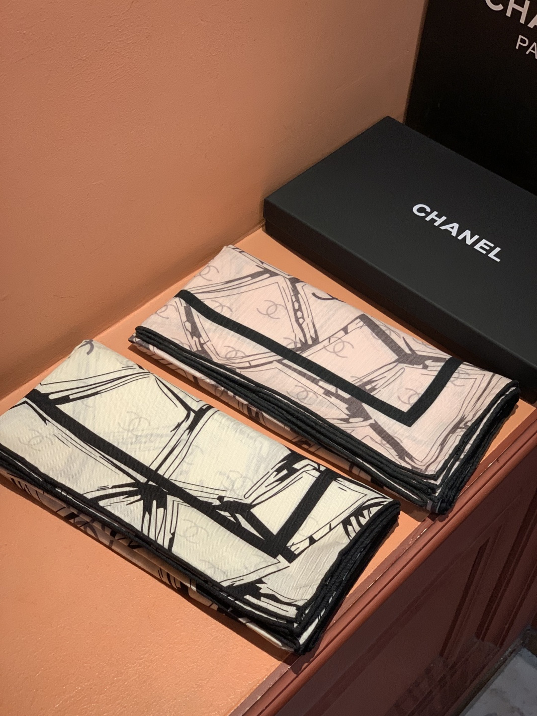 2025秋冬高级成衣系列～Chanel 【140双面同色丝绒披肩】此系列谱写一曲自由轻灵的赞歌本系列作品